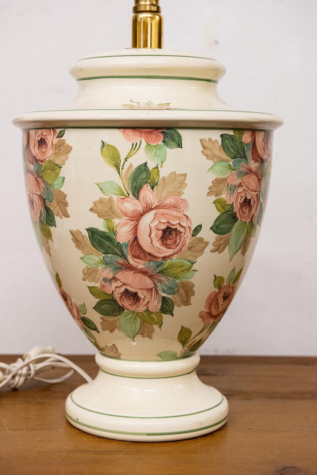 Beautiful Italian table lamp with hand painted roses - It gives a romantic atmosphere no doubt: sometimes it may be convenient...
it is NOT necessary to change the power supply, but also use Your lamps with 110 W - 12 V..

O/2626.