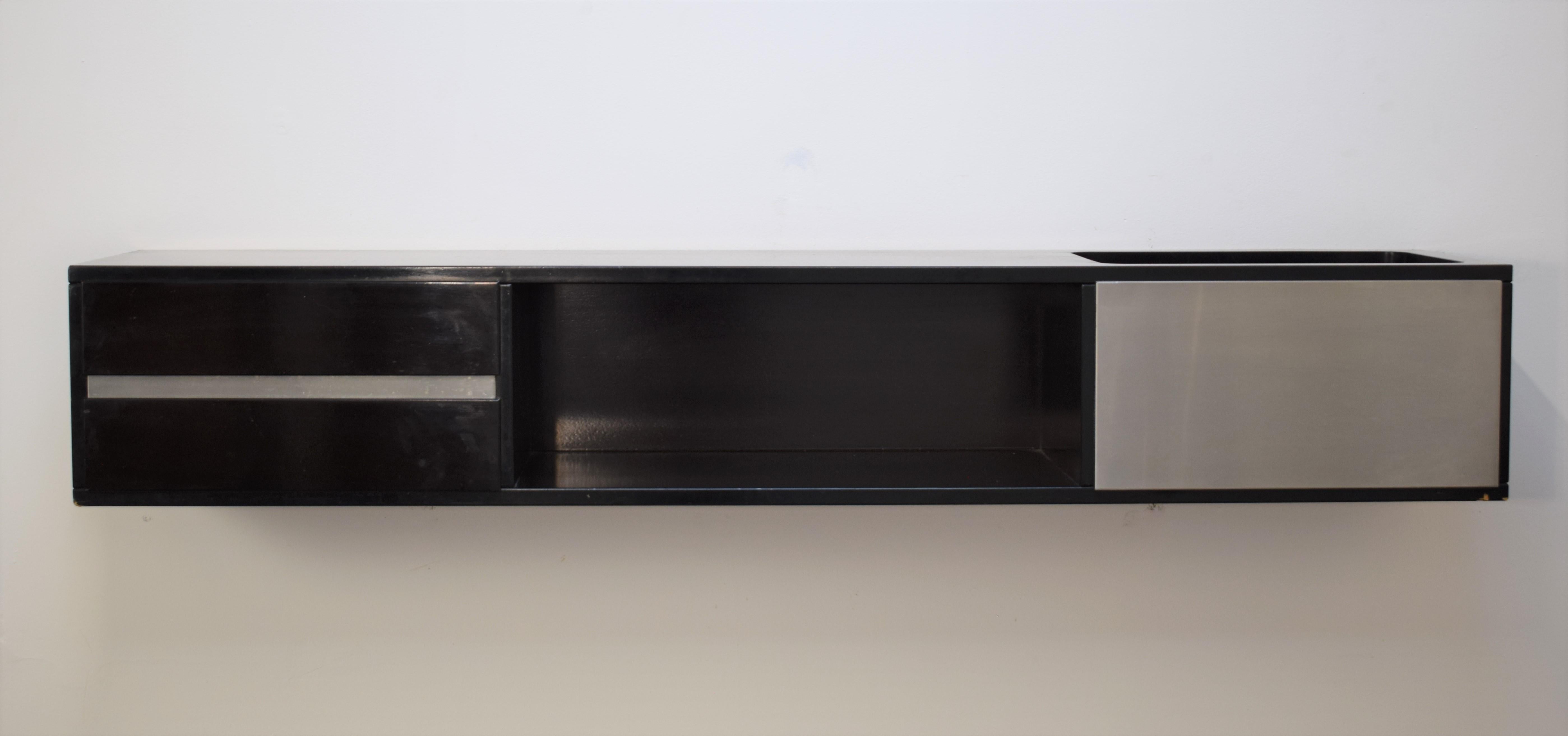 Italian hanging consolle, 1970s.
Wood and metal.
Dimensions: H= 30 cm; W= 180 cm; D= 40 cm.