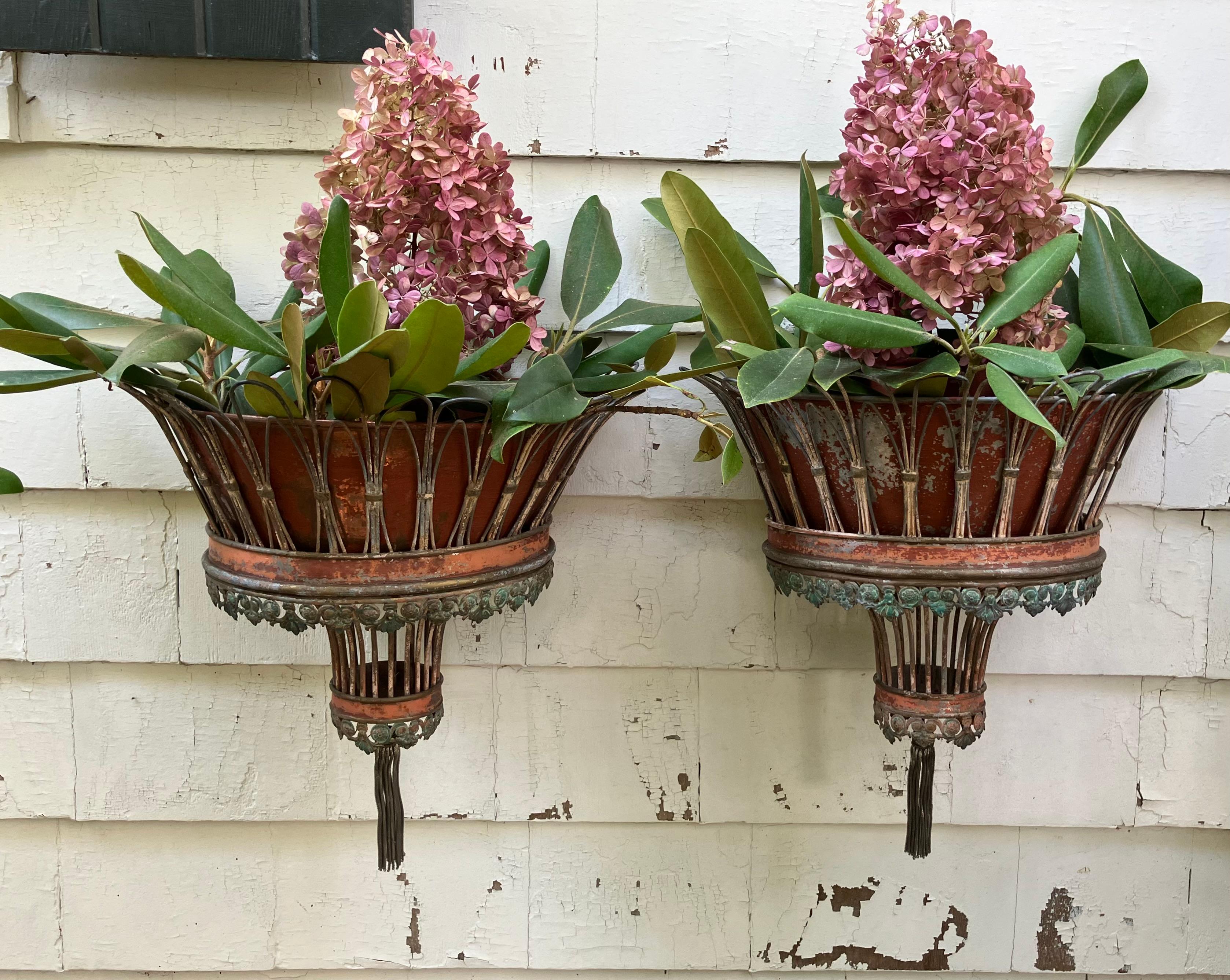 Jardineras de pared colgantes italianas. Antiguas jardineras/macetas de pared neoclásicas de transición pintadas y patinadas, formadas por una cesta exterior reticulada con forro interior de cobre extraíble para plantas y una jardinera con inserción