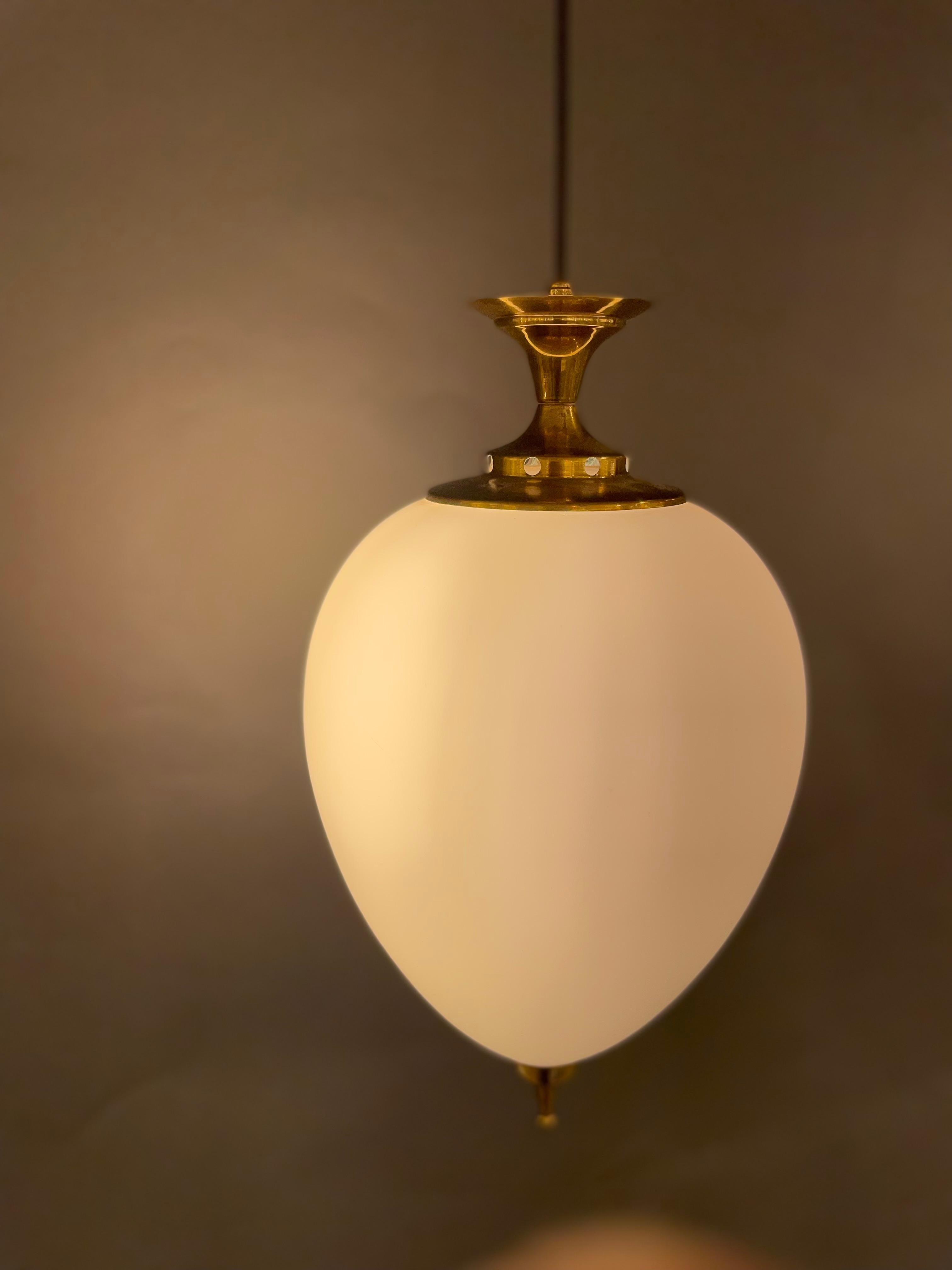 An elegant Italian hanging lamp in brass and murano glass in the style of Fontana Arte. Circa 1950s.