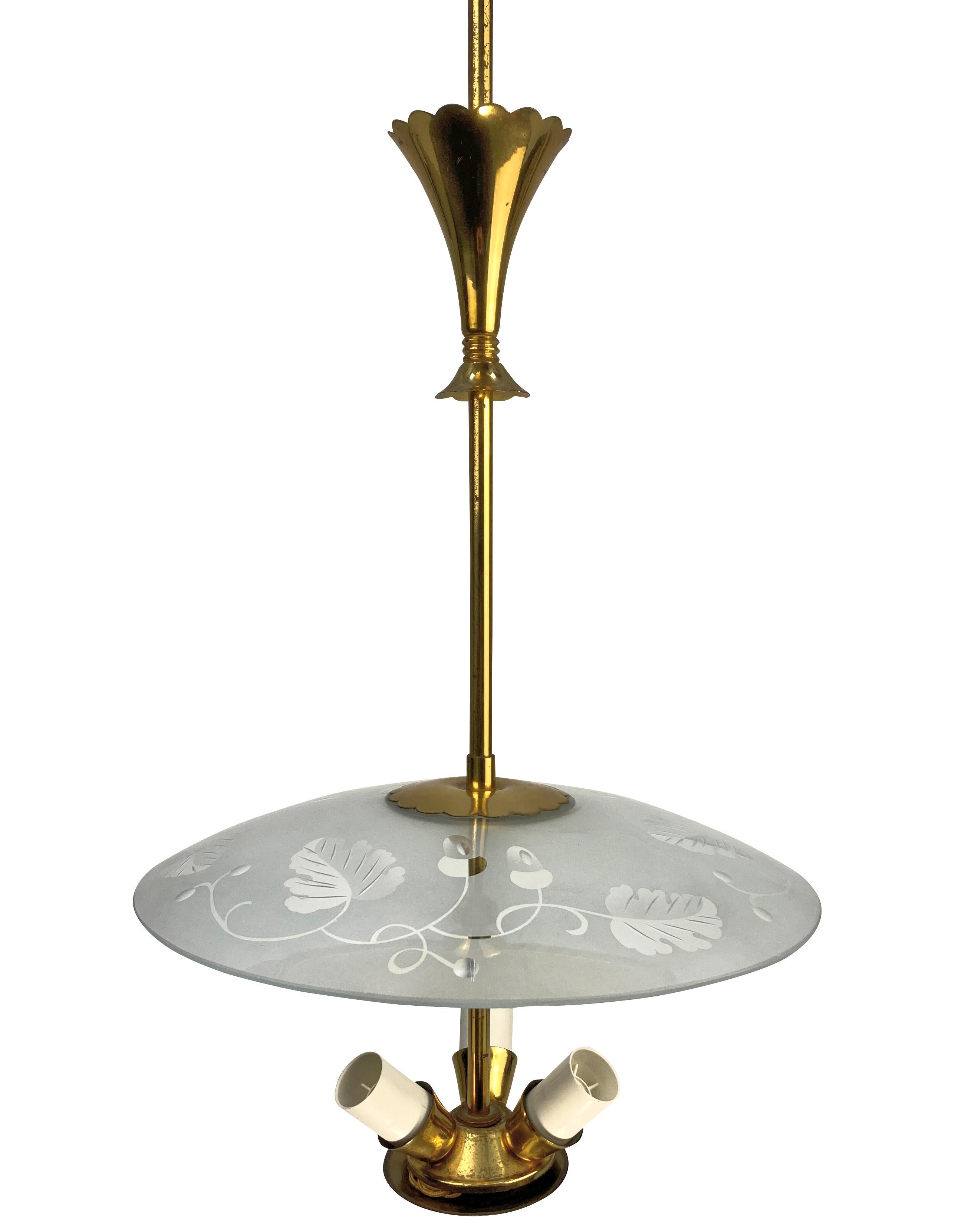 Una lampada a sospensione italiana di metà secolo in ottone e vetro di Pietro Chiesa. Il piatto in vetro smerigliato e a cupola, inciso con foglie e ghiande di Oak.