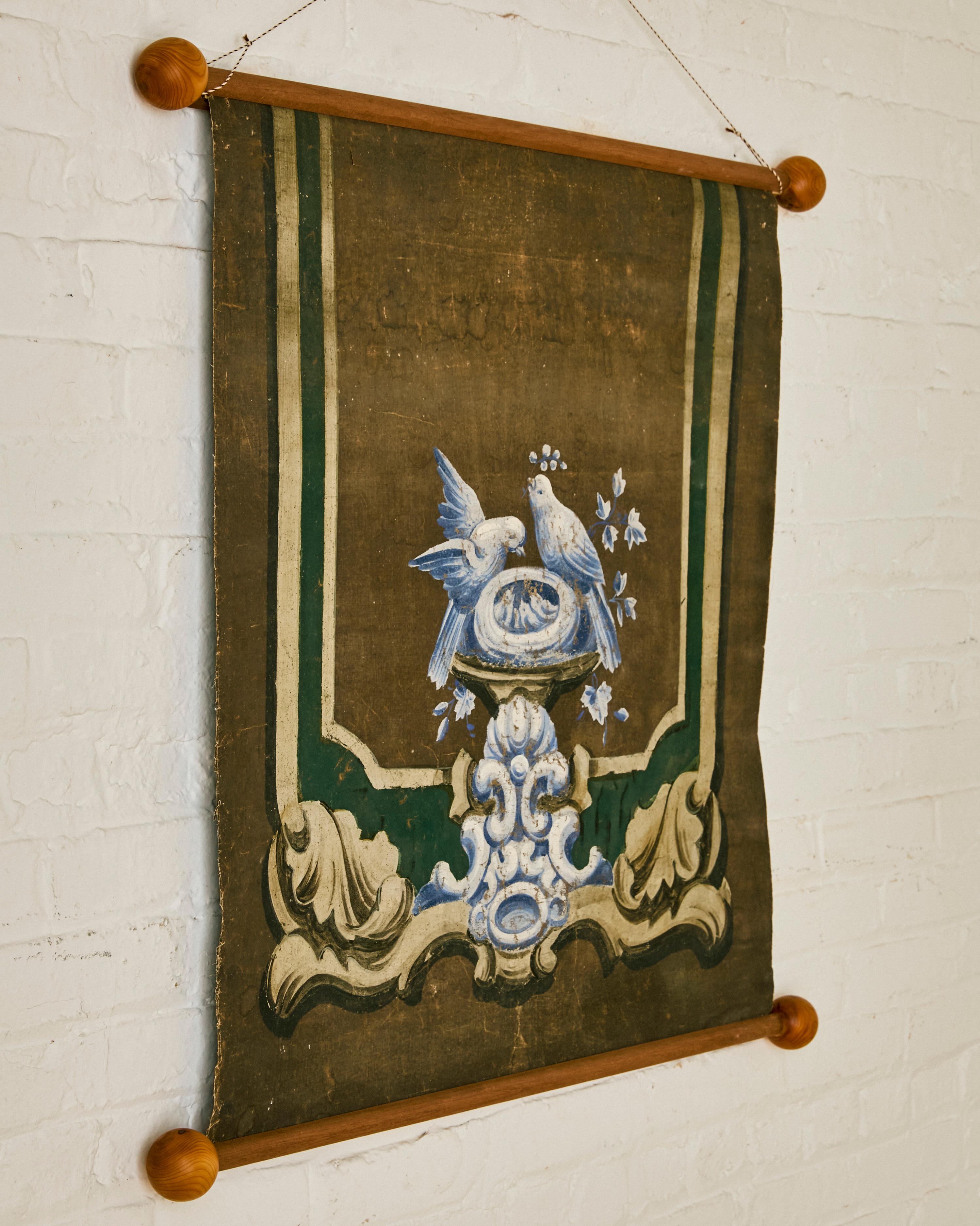 Quadro italiano appeso di colombe con volute in legno. 

Dimensioni: 35