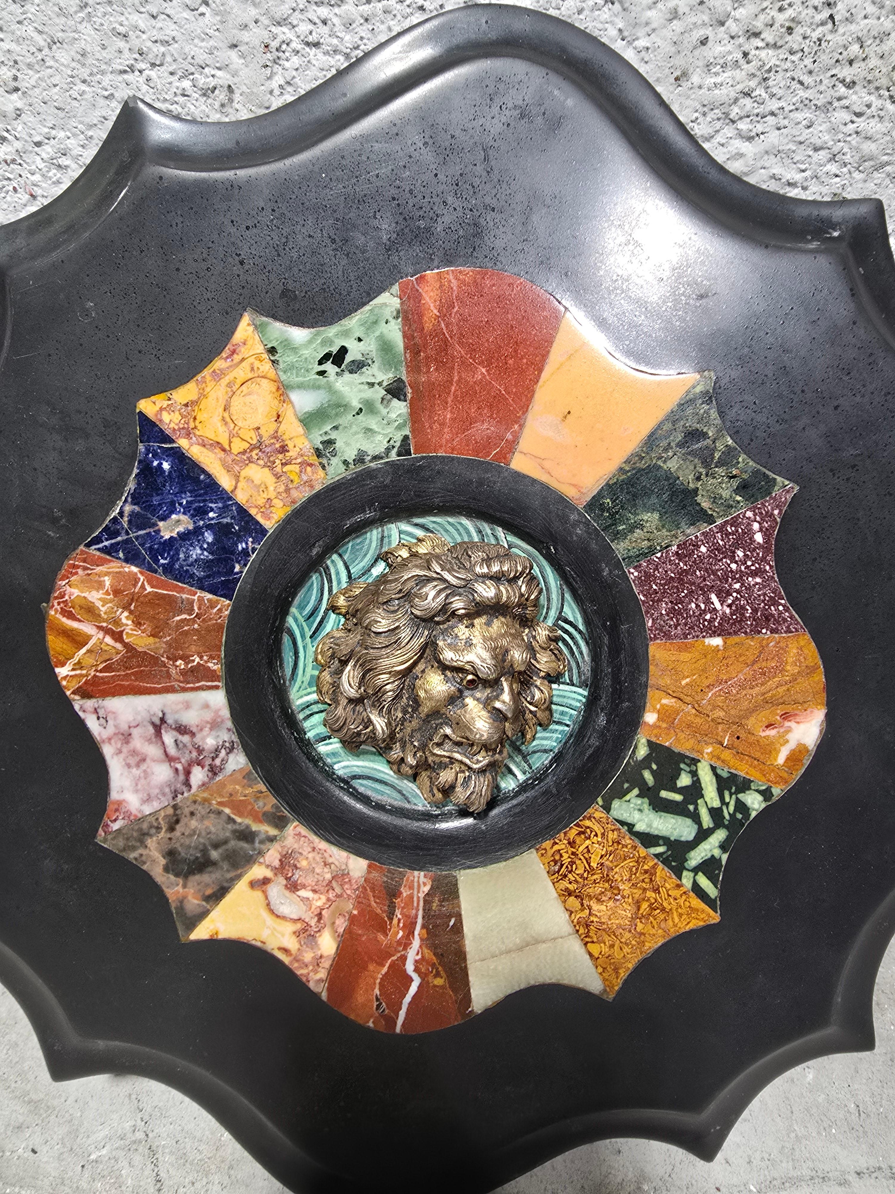 Questa rara placca italiana dei primi anni del 1800 è un'opera d'arte straordinaria, caratterizzata da un'incredibile combinazione di pietre dure semi-preziose e argento massiccio. Con una dimensione di 28 x 28 cm, questo pezzo unico è ornato al