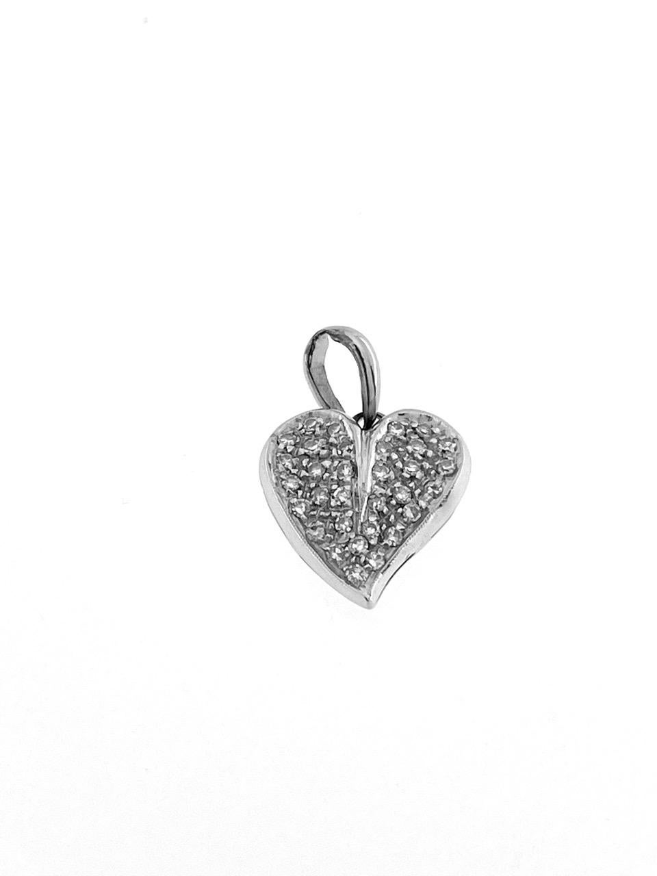 The Italian Heart Pendant in White Gold with Diamonds is an exquisite and glamorous piece of jewelry crafted with meticulous attention to detail. Made from 18-karat white gold, the pendant boasts a modern and sophisticated aesthetic.

This pendant