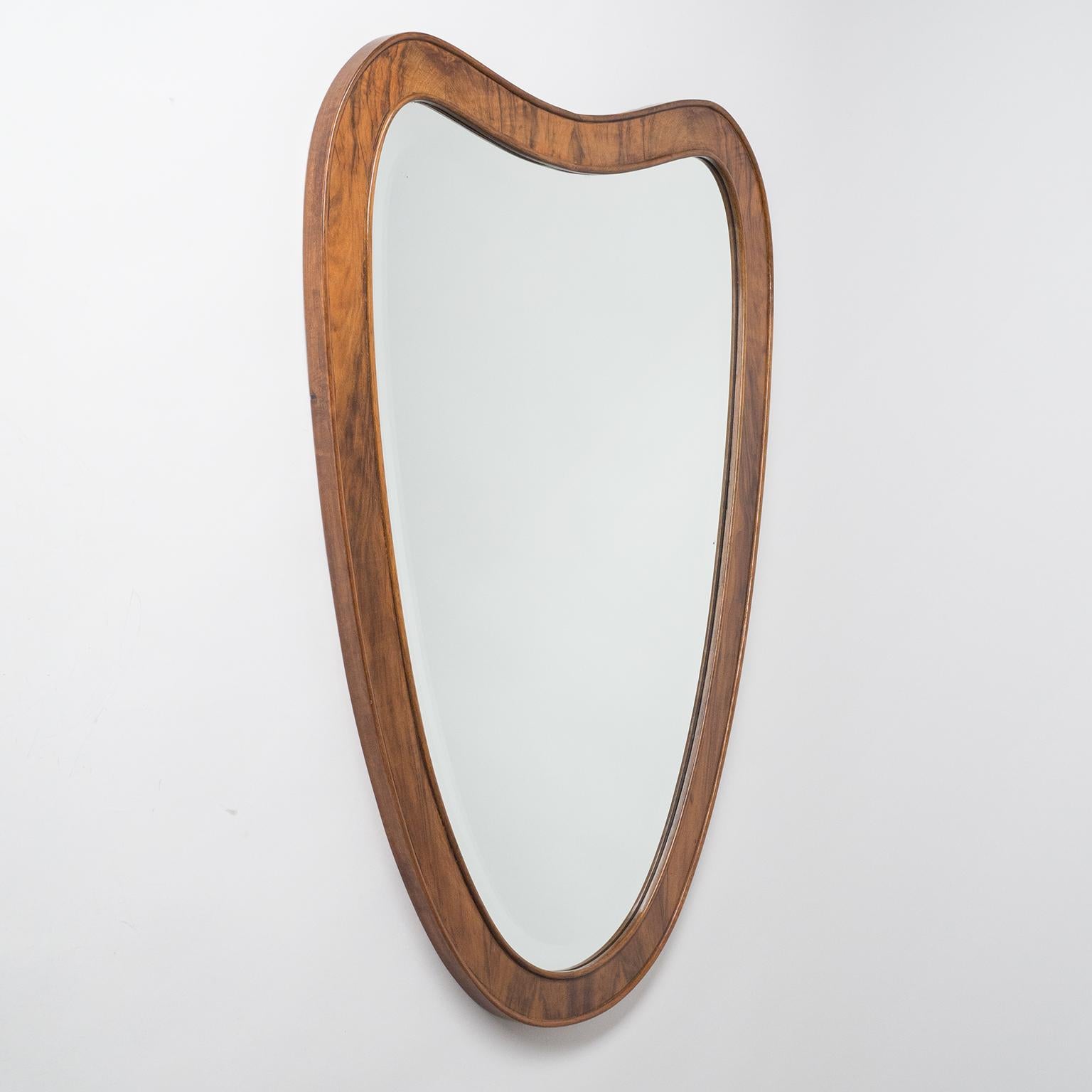 Rare Italian heart-shaped mirror from the 1930-1940s. Broad walnut frame with a lovely rich grain. Original facetted mirror in very good condition.