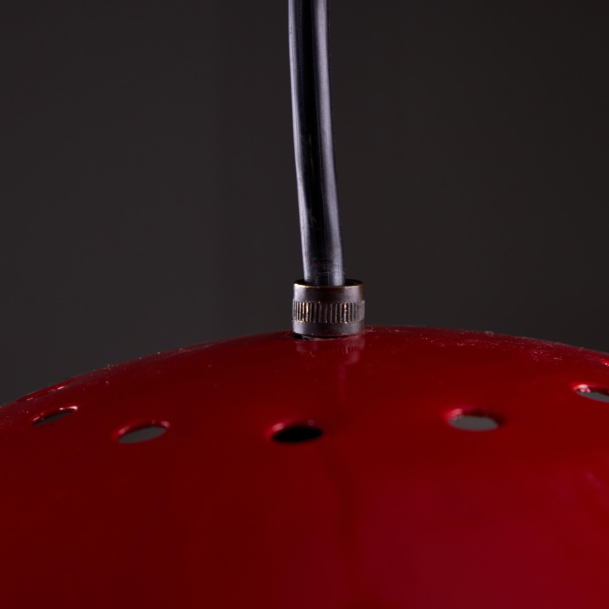 Colgante italiano hemisférico de aluminio rojo con agujeros redondos en la parte superior, años 70 en venta 6