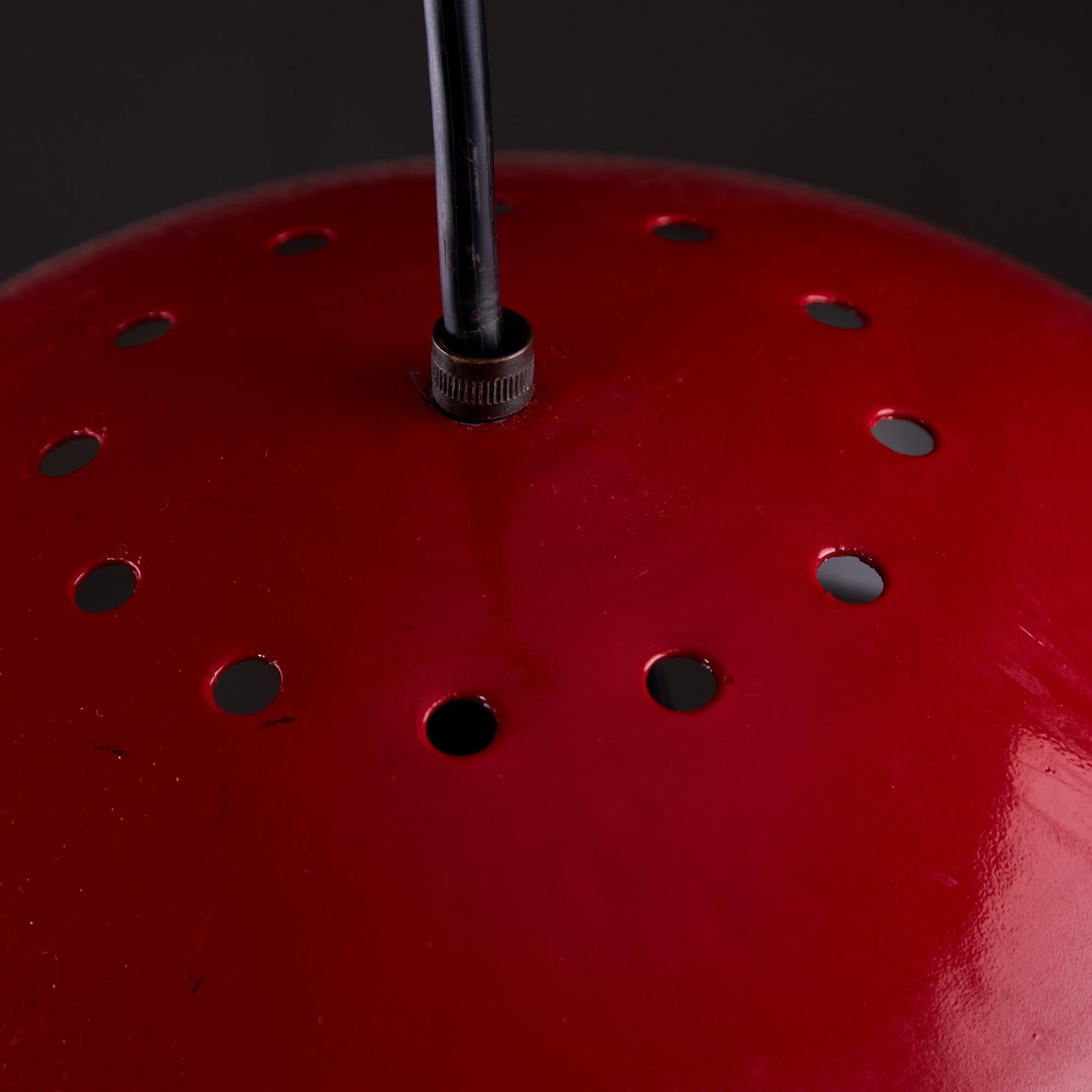 Colgante italiano hemisférico de aluminio rojo con agujeros redondos en la parte superior, años 70 en venta 7
