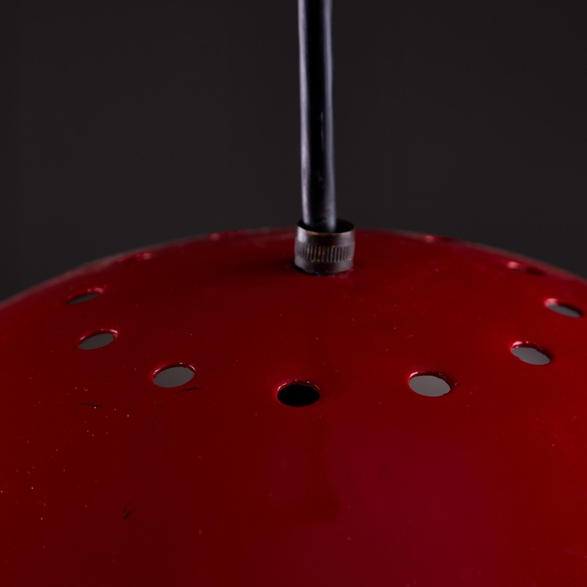 Colgante italiano hemisférico de aluminio rojo con agujeros redondos en la parte superior, años 70 en venta 8