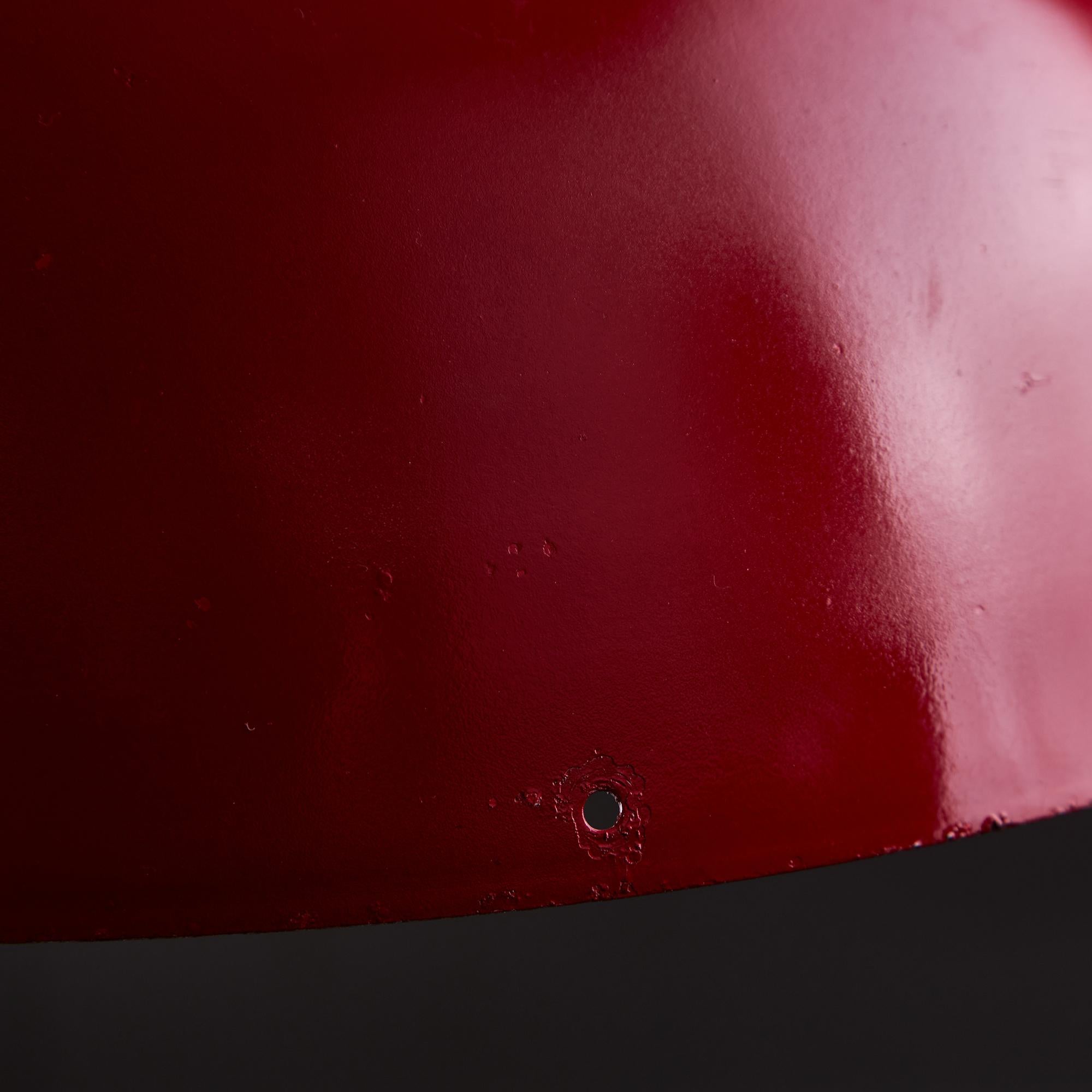Colgante italiano hemisférico de aluminio rojo con agujeros redondos en la parte superior, años 70 en venta 9
