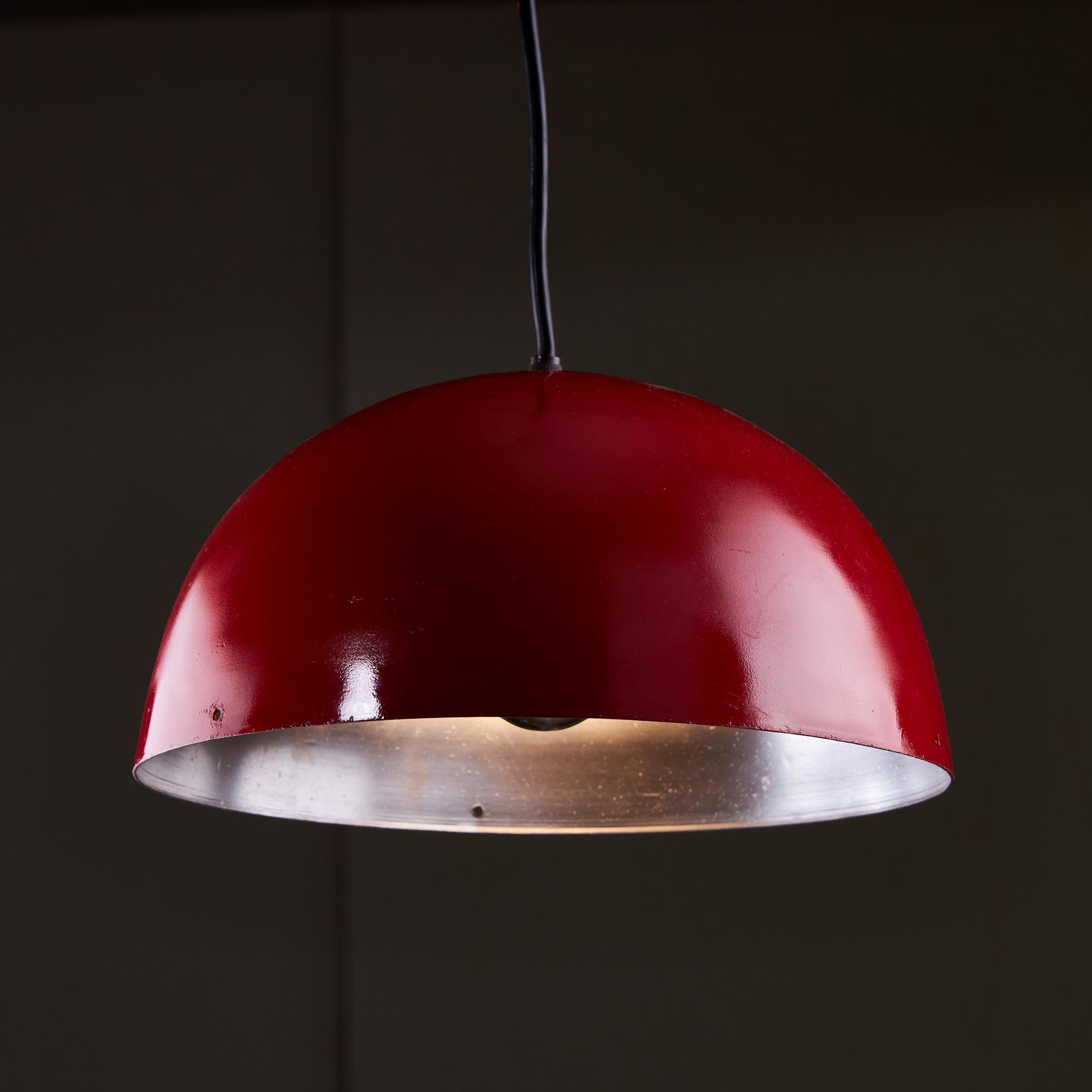 En el caleidoscópico mundo de la moda de los años 70, pocos accesorios captaron el espíritu de la época como este colgante rojo italiano. Esta pieza de aluminio, con un atrevido esmalte rojo, encarna el estilo artístico y la exuberancia