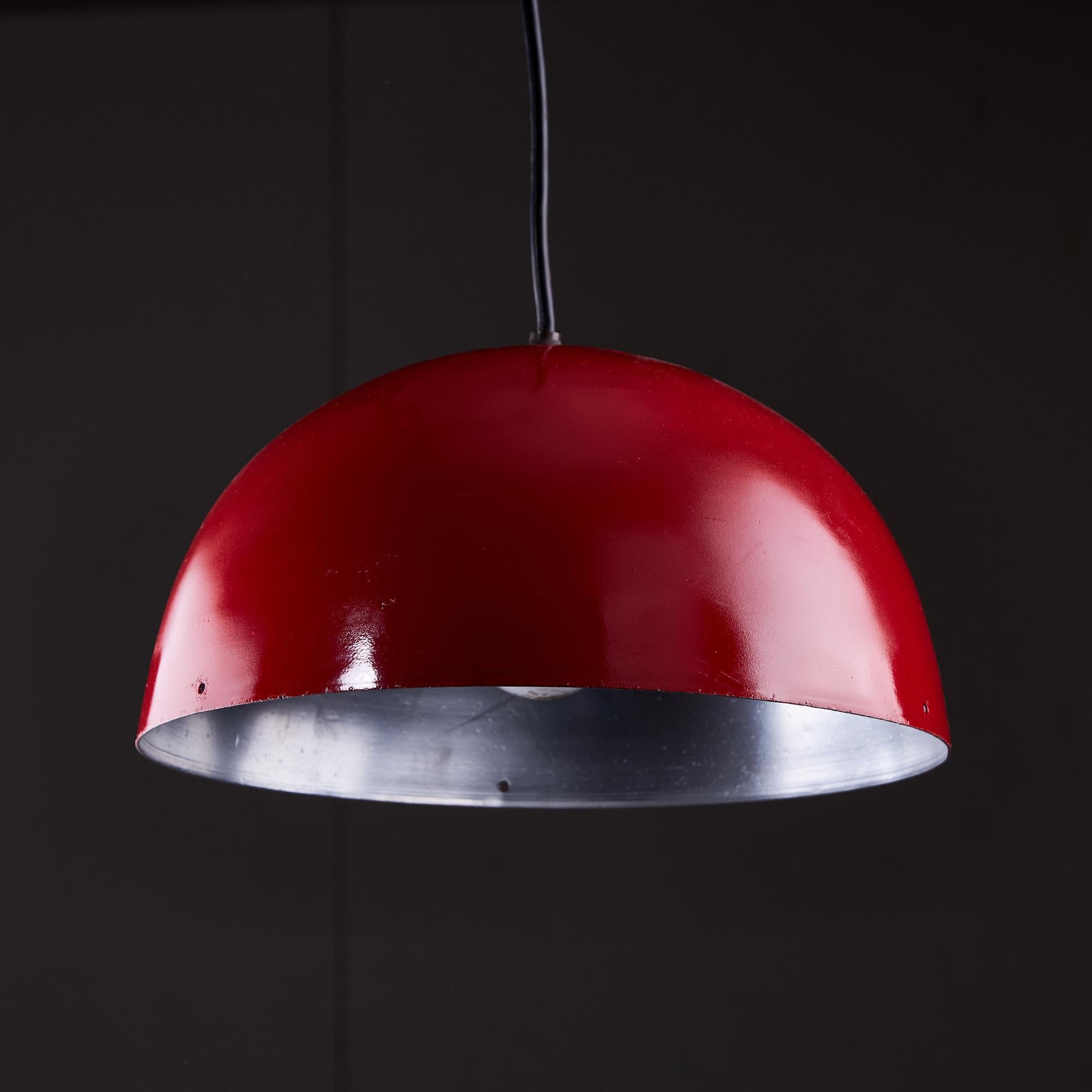 Colgante italiano hemisférico de aluminio rojo con agujeros redondos en la parte superior, años 70 Italiano en venta