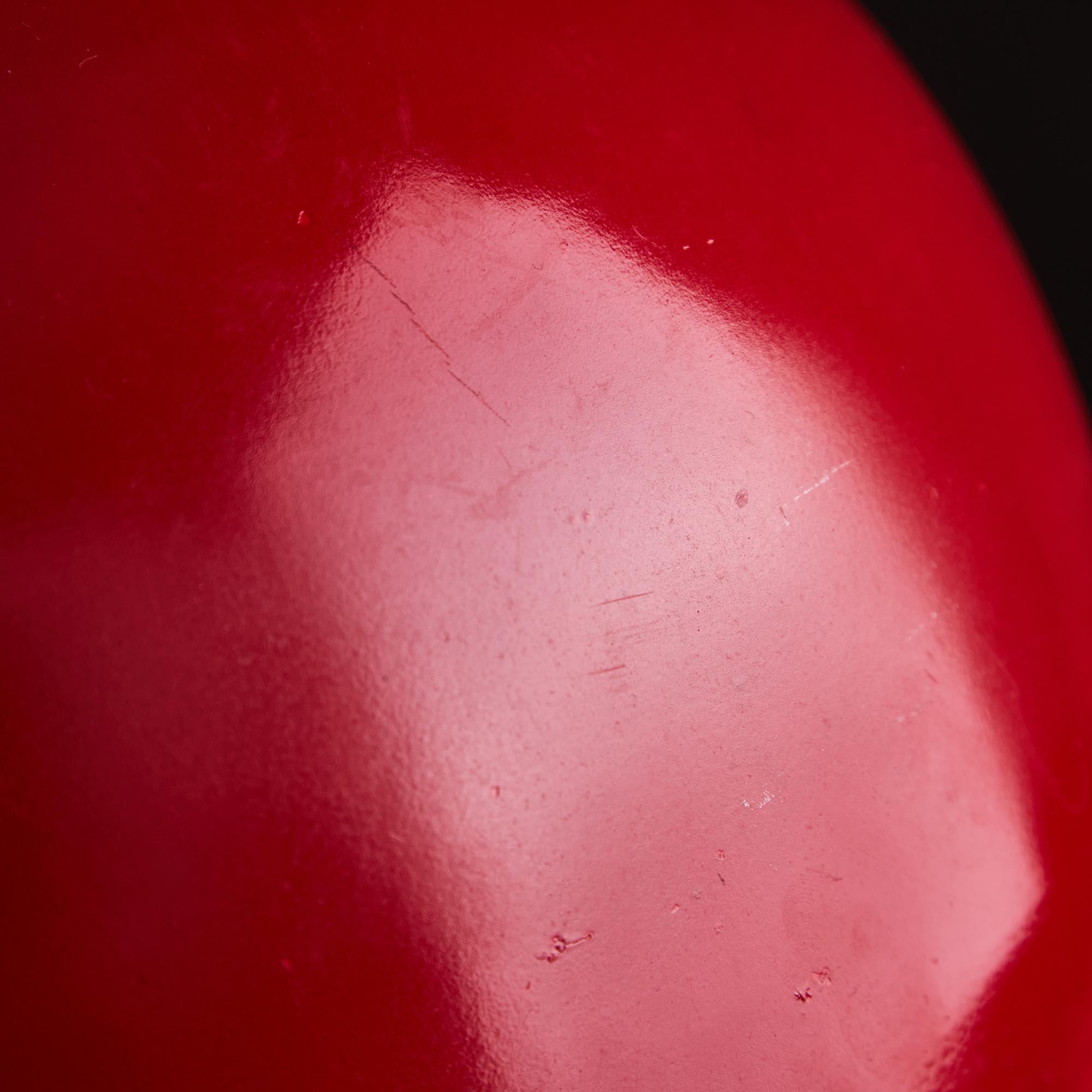 Colgante italiano hemisférico de aluminio rojo con agujeros redondos en la parte superior, años 70 finales del siglo XX en venta