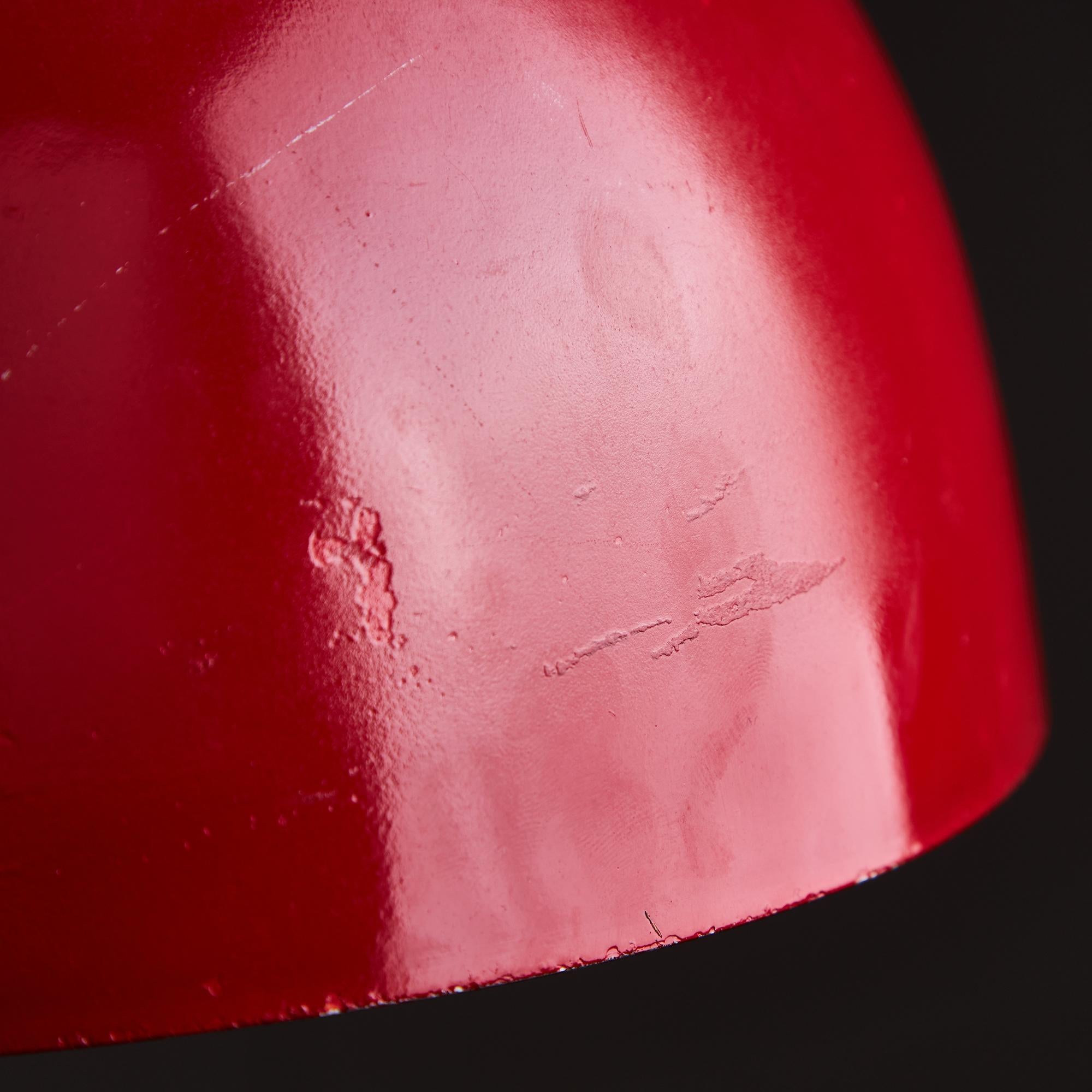 Colgante italiano hemisférico de aluminio rojo con agujeros redondos en la parte superior, años 70 Aluminio en venta