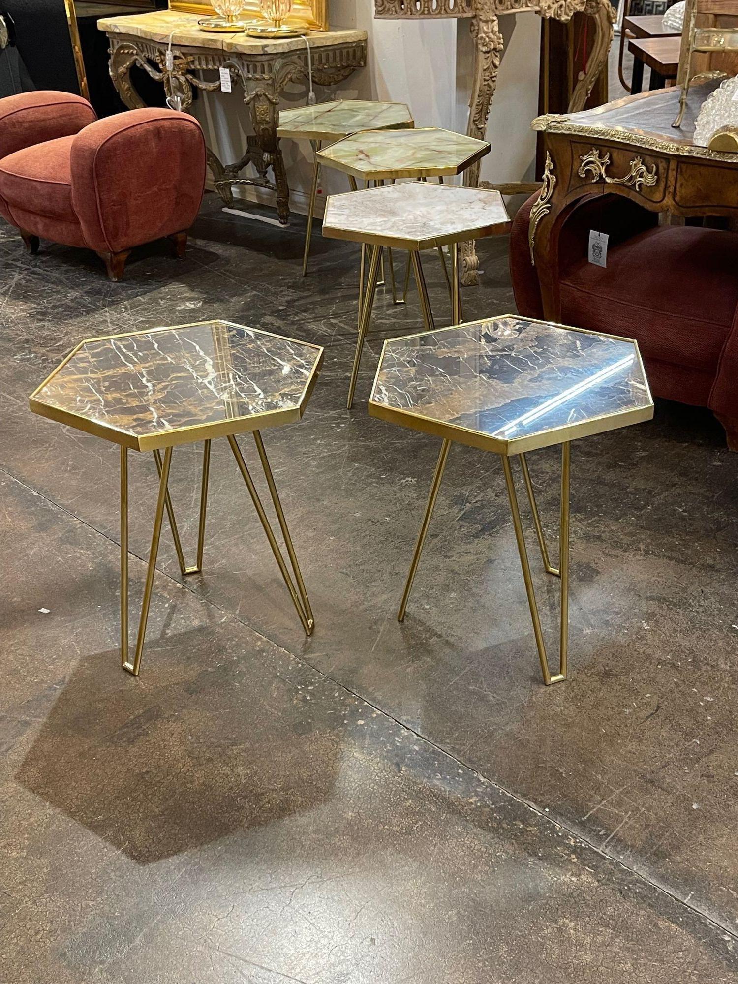 Table moderne italienne de forme hexagonale en laiton poli et marbre Nero Potoro. Vers 2000. Parfait pour les designs transitionnels d'aujourd'hui !