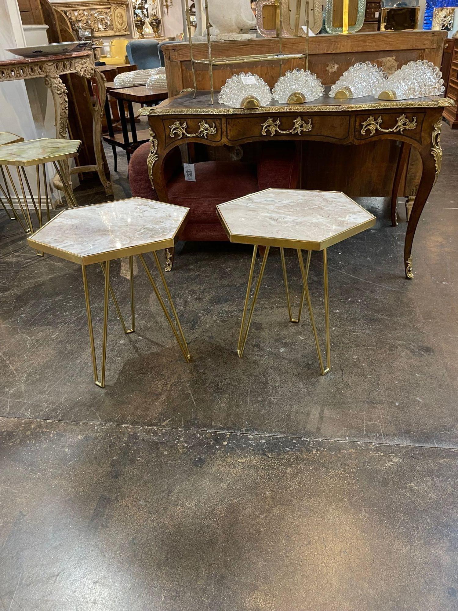 Table moderne italienne de forme hexagonale en laiton poli et marbre crème. Vers 2000. Parfait pour les designs transitionnels d'aujourd'hui !