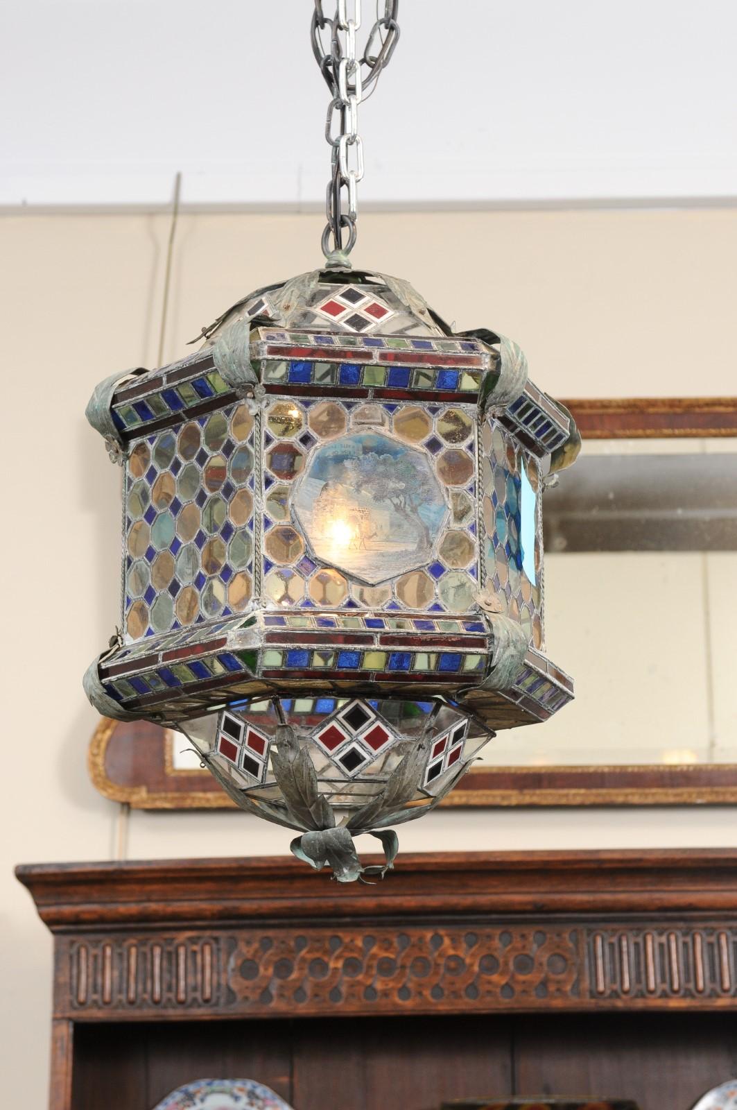 Lanterne italienne en verre teinté de forme hexagonale dans des teintes bleues et rouges en vente 2