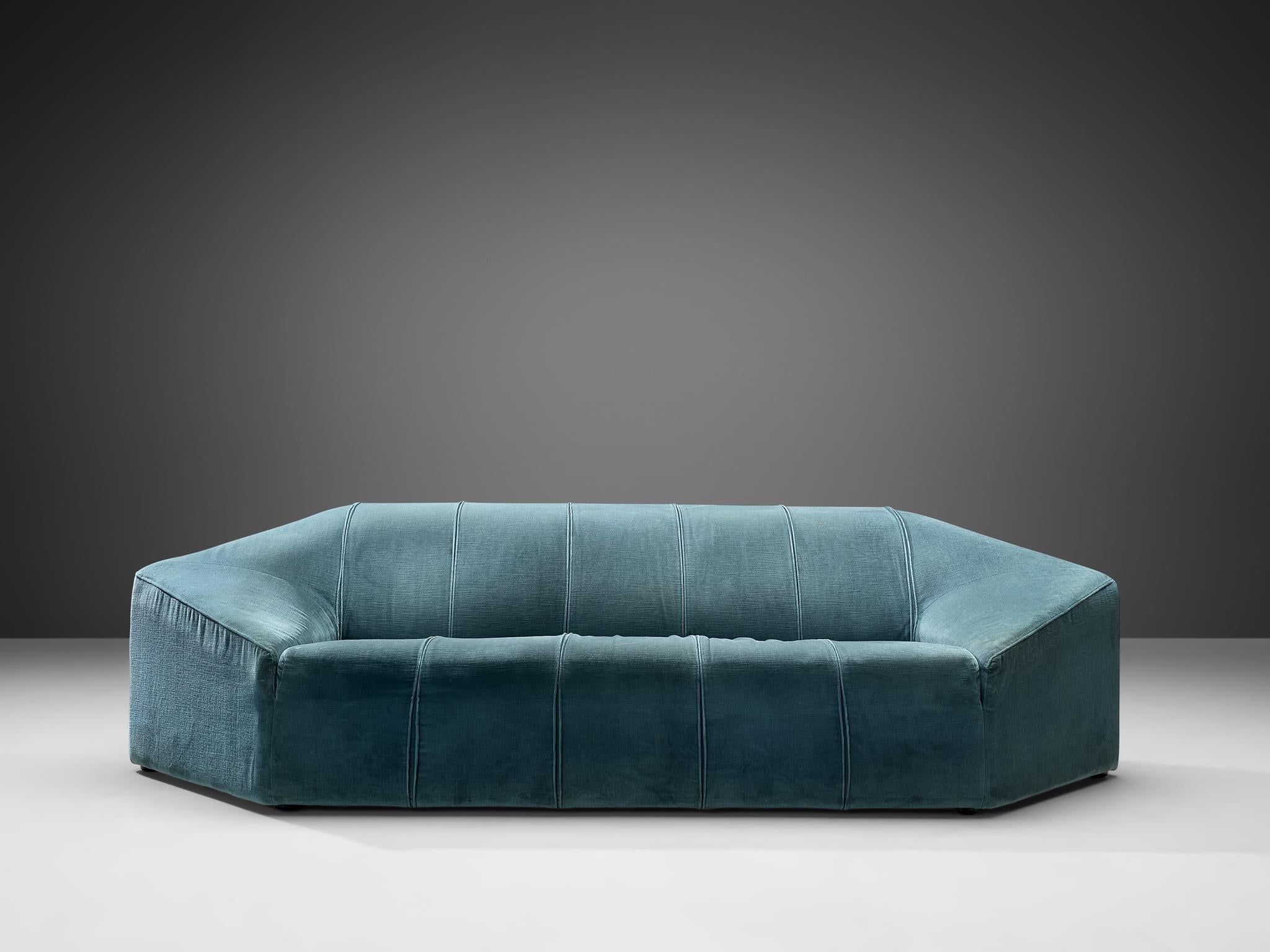 Three-seat sofa, acquamarine velour upholstery, Italy, 1960s

Extravagant sofa in spectacular hexagonal shape. The Italian sofa has a solid base of which the backrest rises diagonally. This results in large and wide armrests and a thick backrest.