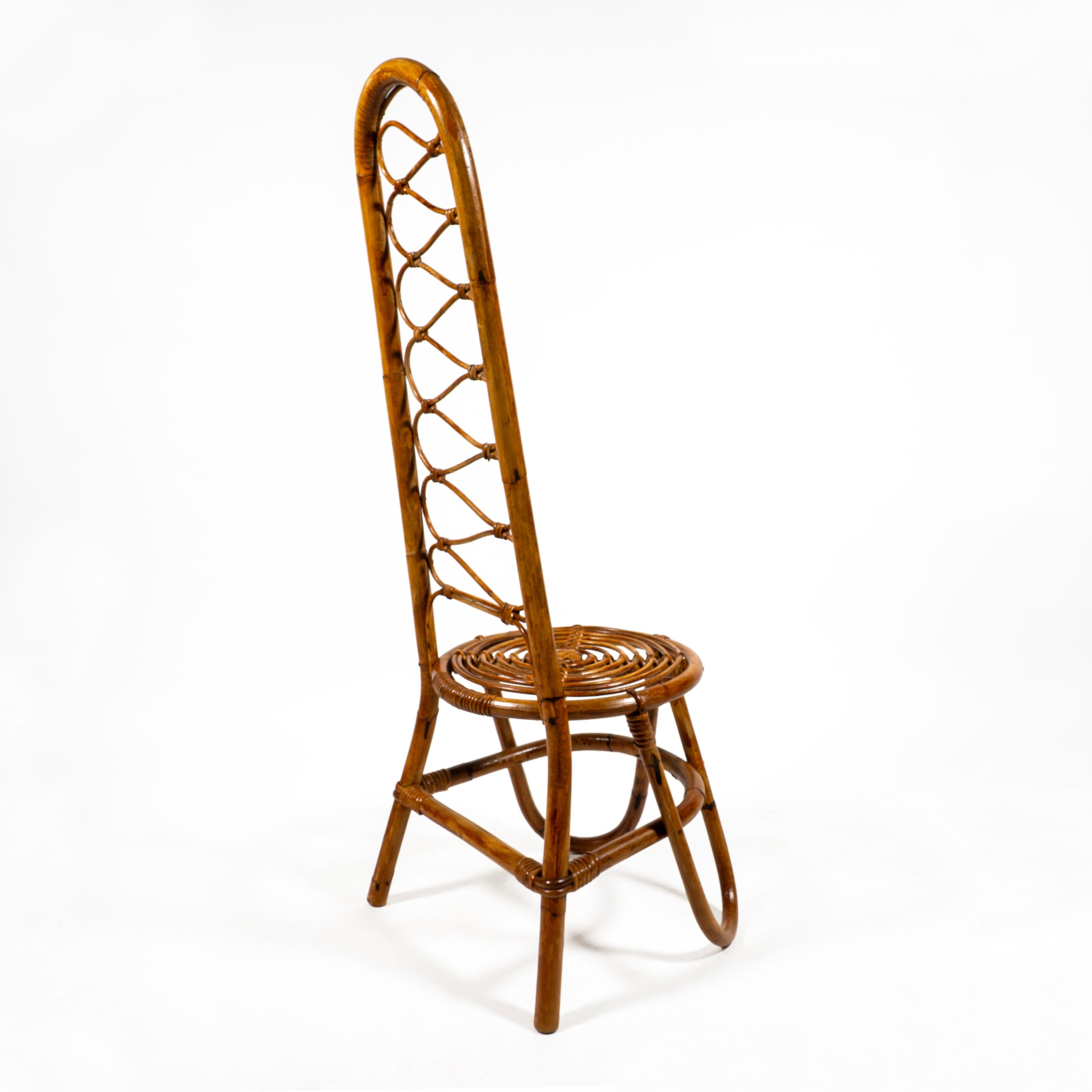Schöner Hochlehnsessel aus Bambus und Rattan. Dieser schöne Stuhl wurde in den 1960er Jahren in Italien hergestellt und verfügt über ein stabiles Gestell aus gebogenem Bambus mit wunderschönen Rattanverzierungen. 
Dieser handgefertigte Stuhl mit