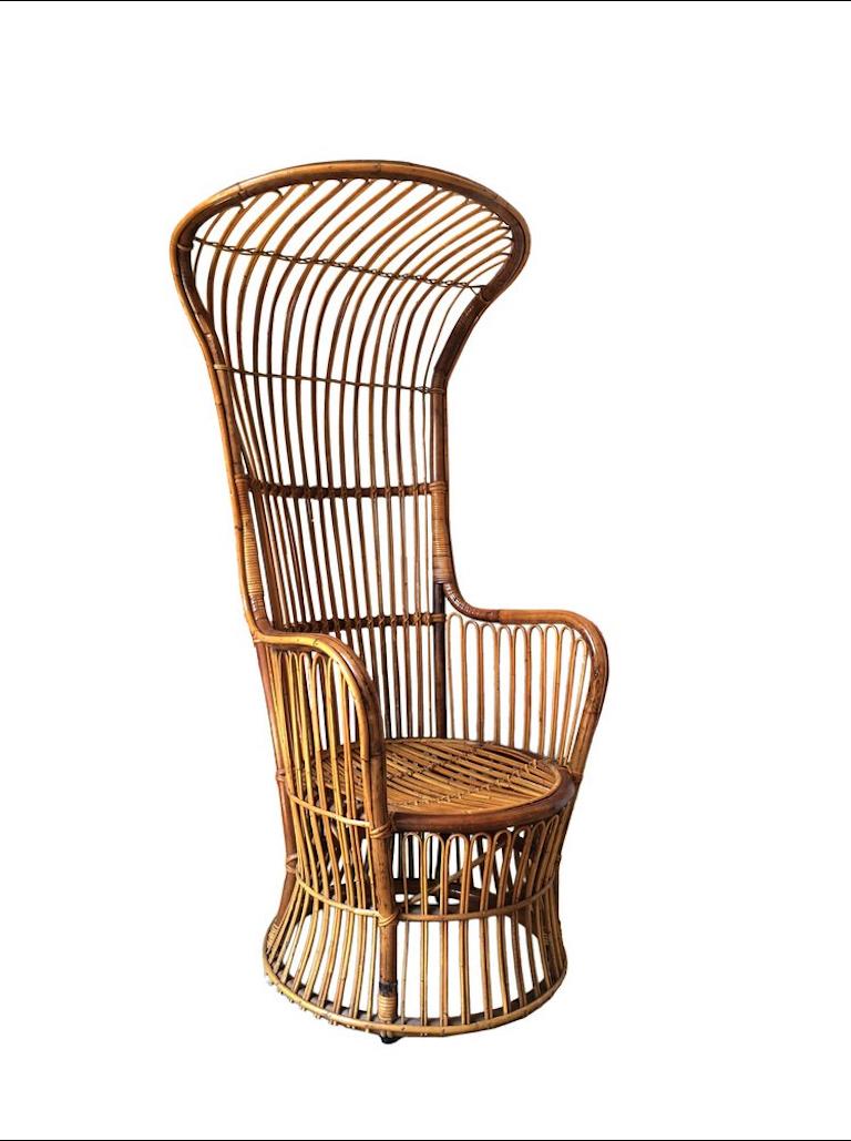 Rare fauteuil en osier attribué à Bonacina. Italie vers 1950. Dos à chapeau haut. Très bon état, signes naturels du temps.