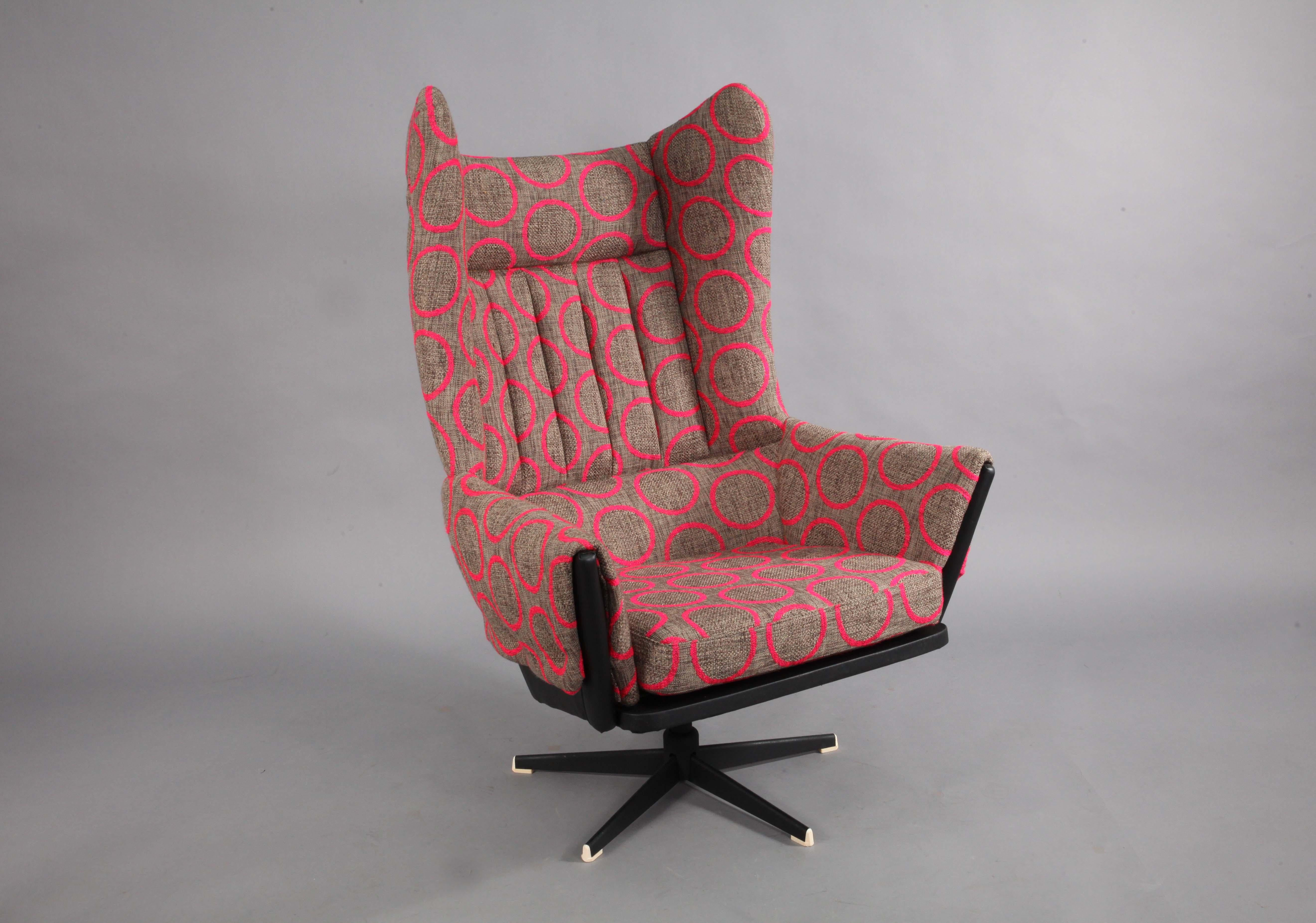 italian high back swivel armchair,
Italy, 1950
fabric, black lacquered swivel base.