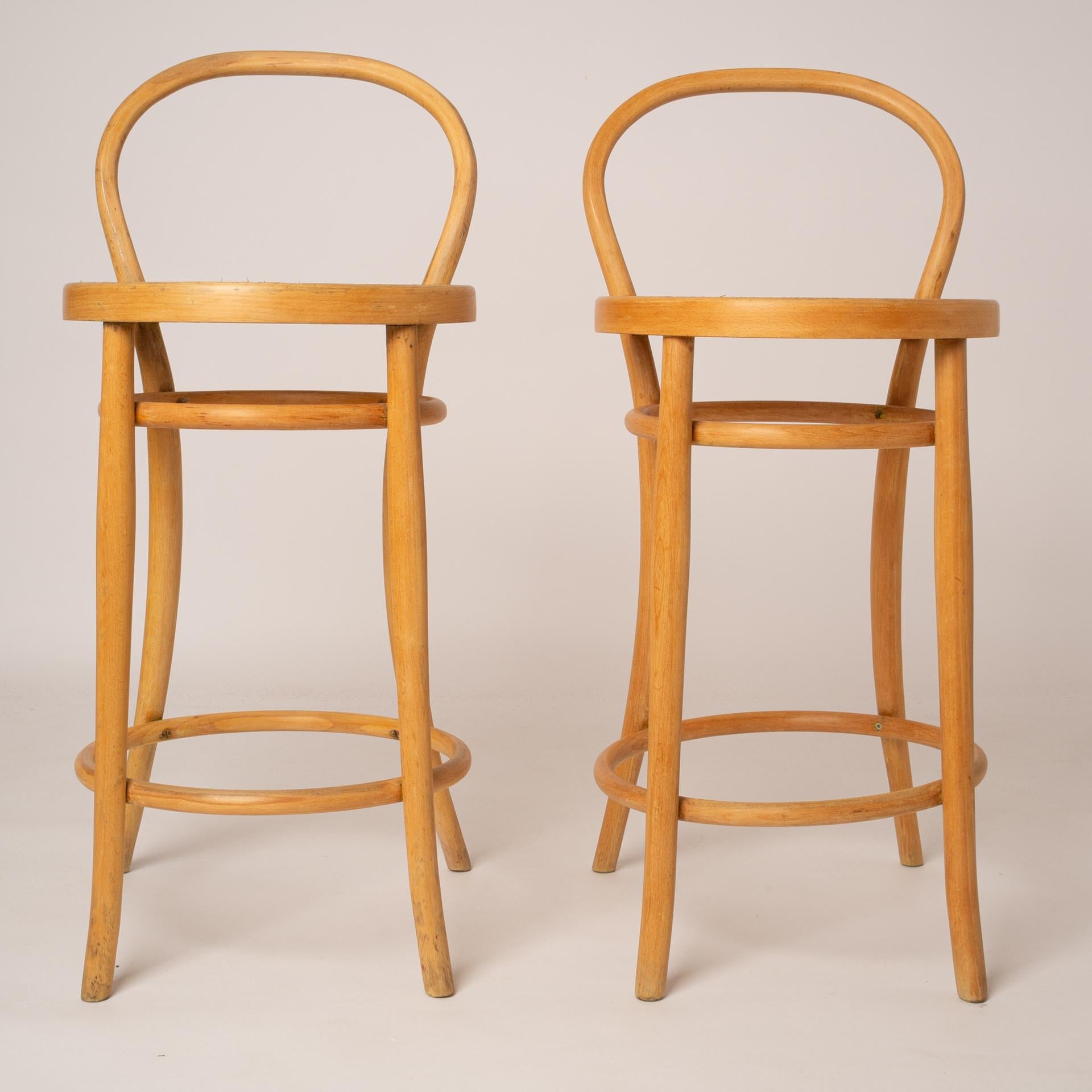 M/1957 -  Rare pair of Italian high bar stools with backrest, in sturdy beech wood and Vienna straw seat, perfect.
Just cleaned, without any paint.  With a good price also.