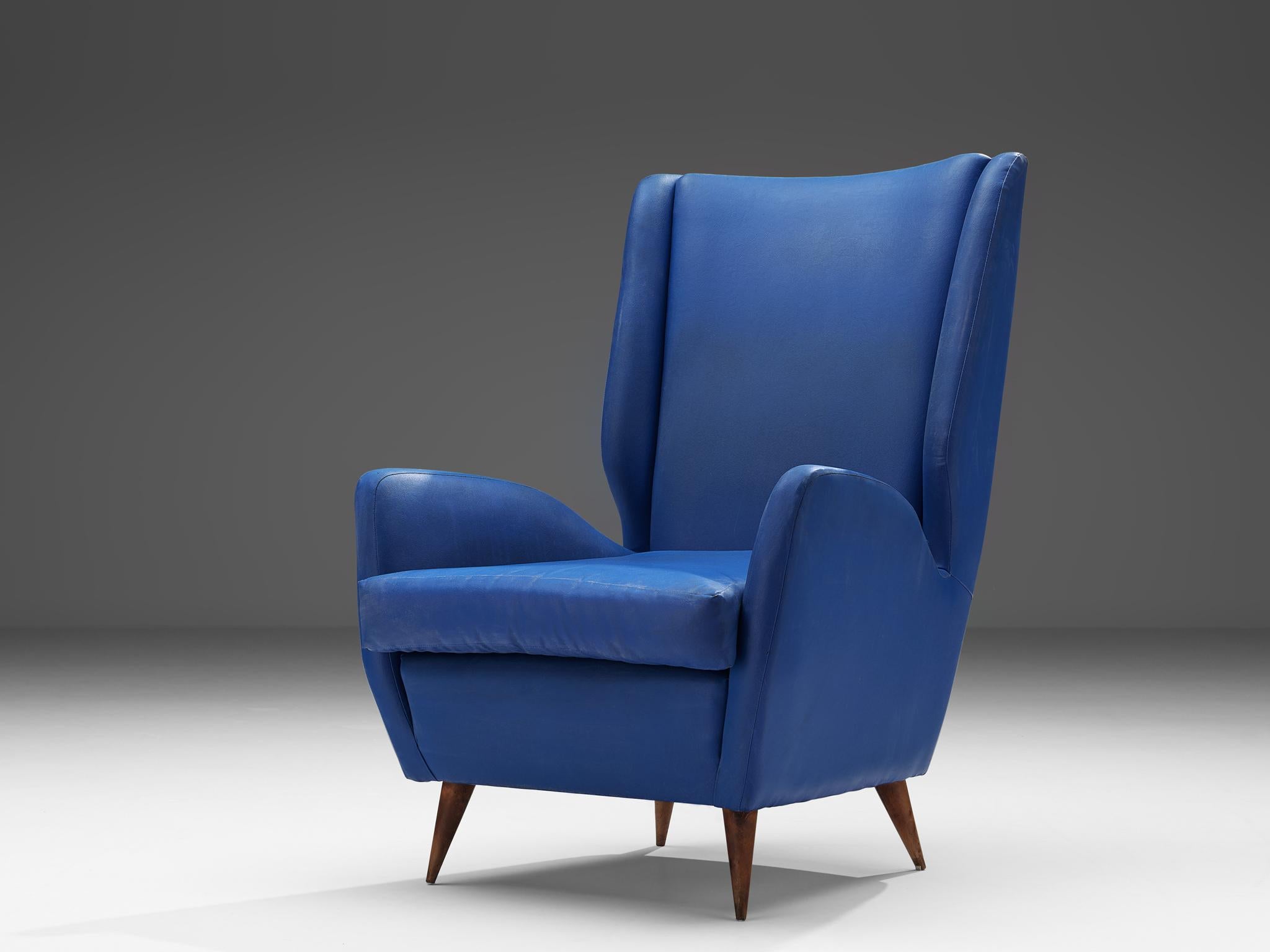 Italian high back lounge chair, wood, leather, Italy, 1950s

This elegant shaped lounge chair of Italian origin comes with a vibrant blue leatherette upholstery making it suitable as standout in your hallway or in the heart of your interior. The