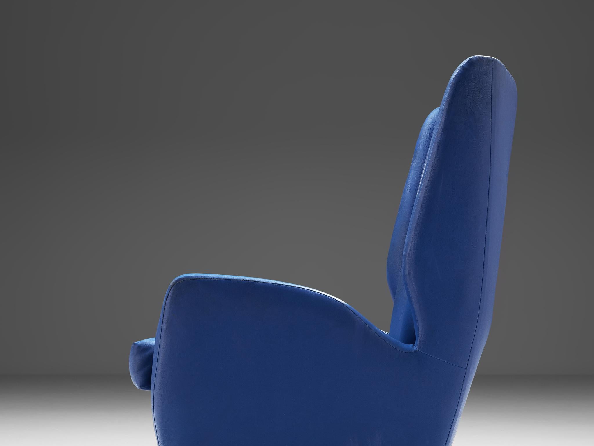 Italienischer Loungesessel mit hoher Rückenlehne aus blauem Leder im Angebot 4