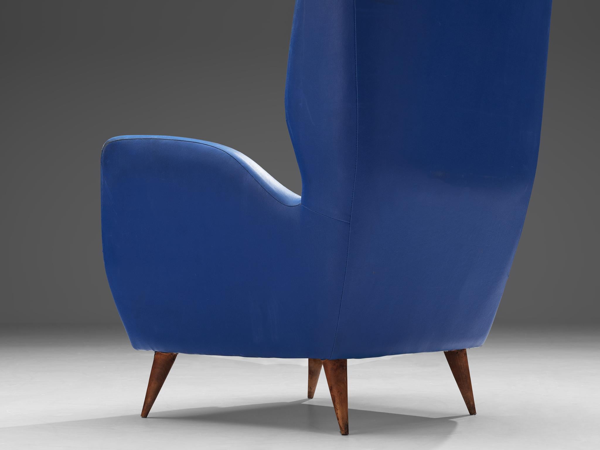 Italienischer Loungesessel mit hoher Rückenlehne aus blauem Leder (Moderne der Mitte des Jahrhunderts) im Angebot