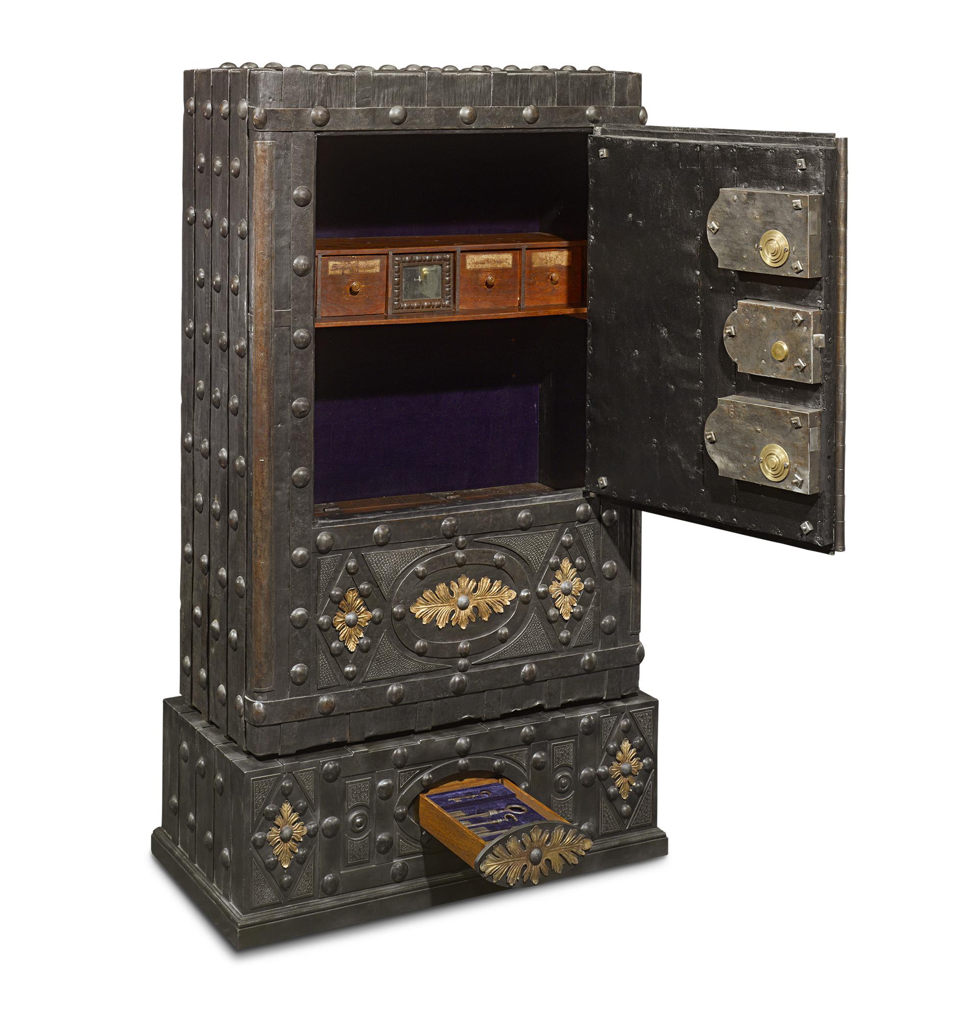 Caja fuerte italiana de suelo Hobnail con cabeza de león
siglo XVIII

Esta rara y monumental caja fuerte italiana del siglo XVIII está construida con hierro forjado reforzado, lo que la hace prácticamente indestructible. Diseñado para ser