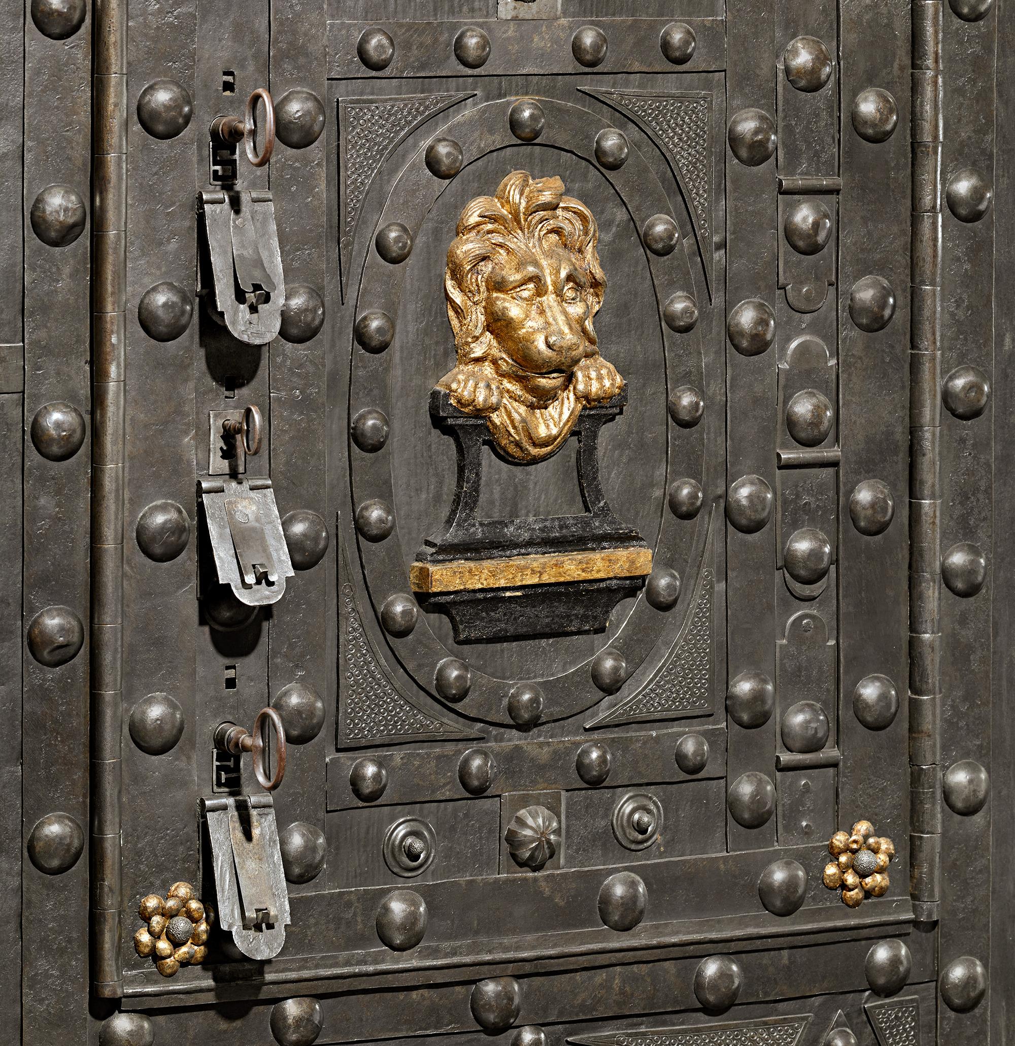 Caja fuerte italiana de suelo Hobnail con cabeza de león en Excelente Estado en New Orleans, LA