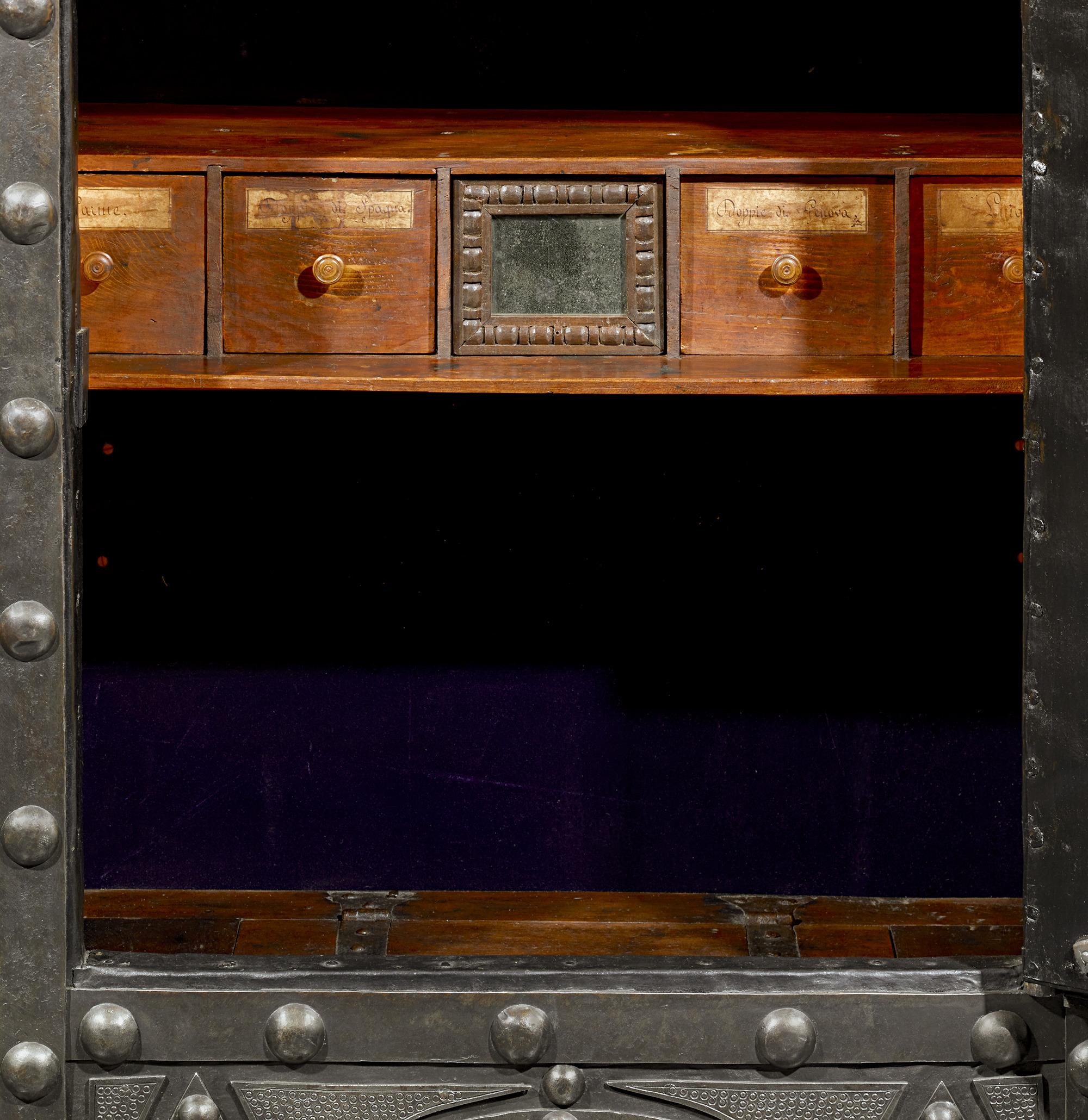 Caja fuerte italiana de suelo Hobnail con cabeza de león siglo XVIII y antes