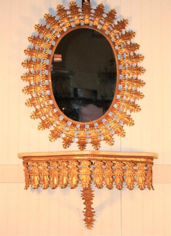 Magnifique miroir mural italien en métal doré avec une table console assortie à dessus en marbre. Très rare de trouver un ensemble assorti. Le miroir mesure 29.5 