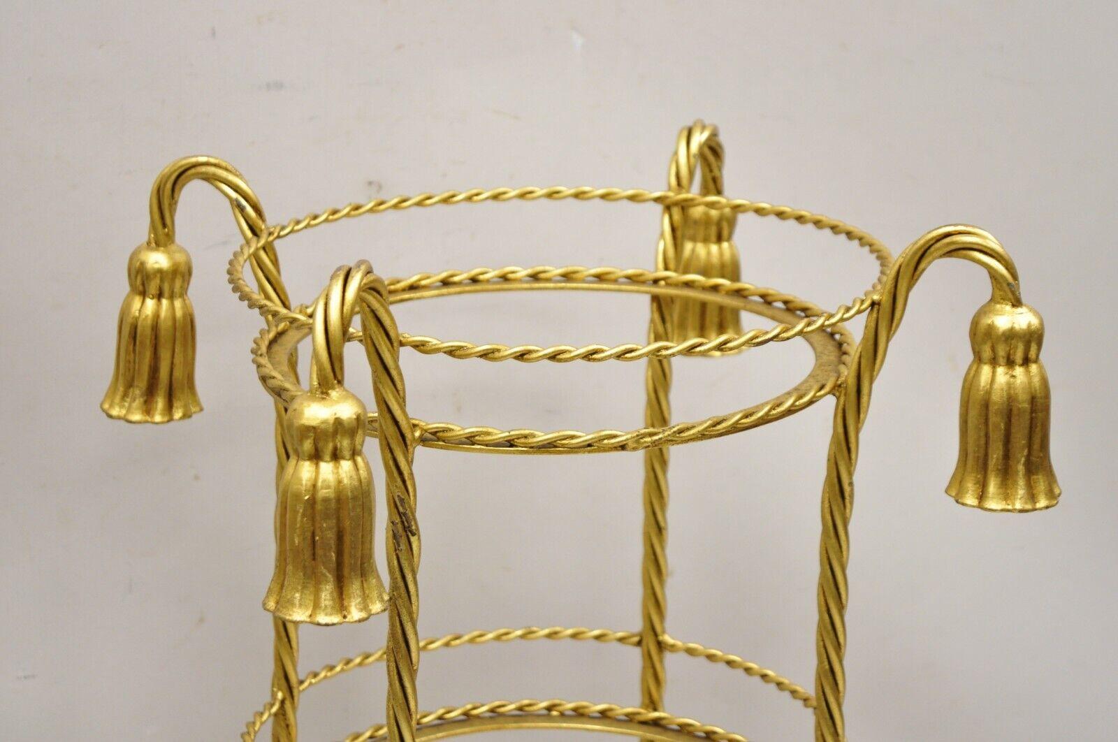 Italienisch Hollywood Regency 3 Tier Gold Eisen Seil Quaste Stand Beistelltische, Paar im Zustand „Gut“ im Angebot in Philadelphia, PA