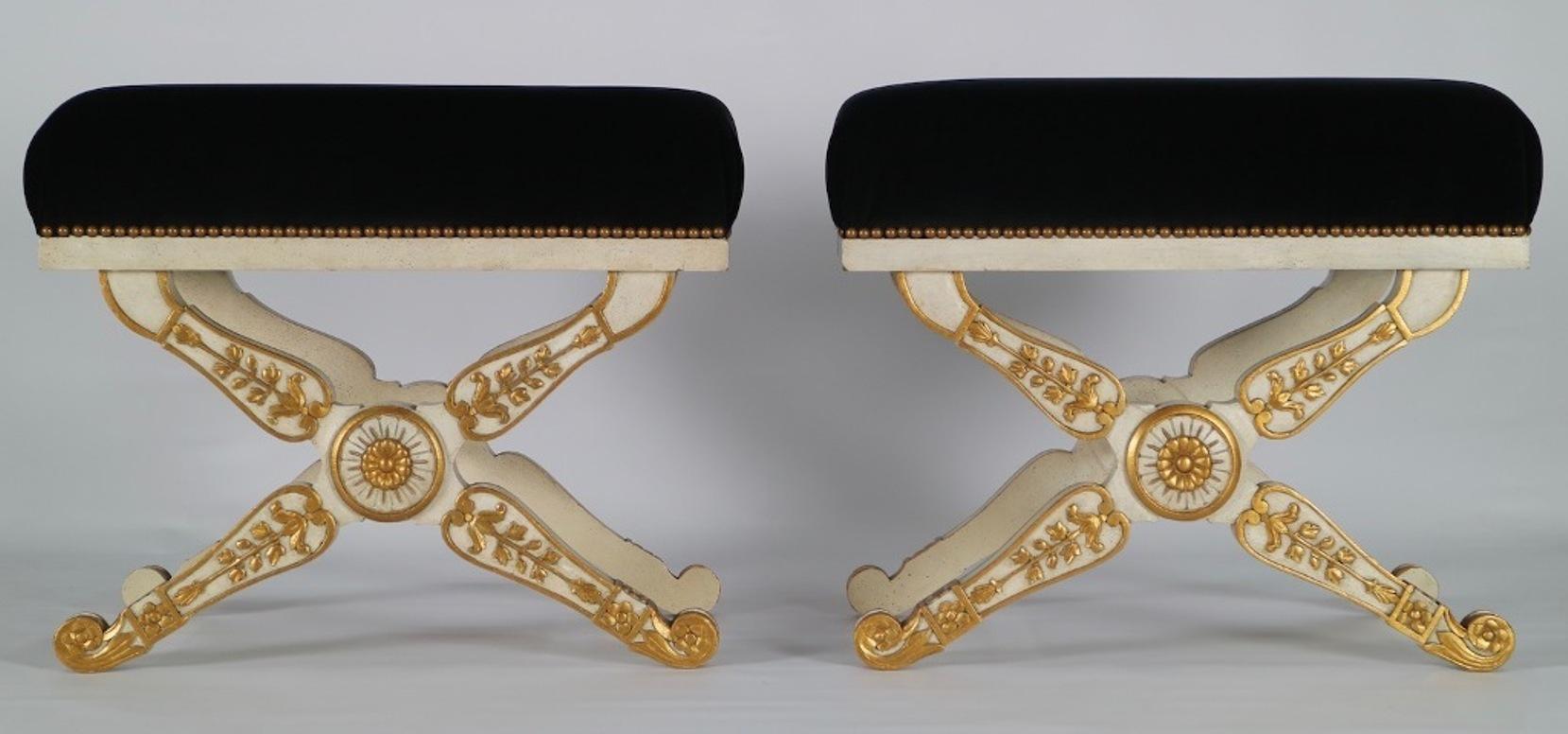 Italian Hollywood Regency Benches in Carved Wood and Black Velvet In Excellent Condition In New York, NY