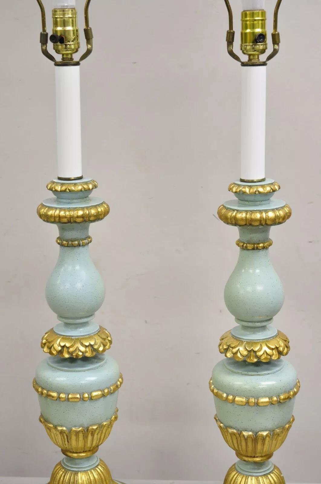 Paire de lampes de bureau italiennes Hollywood Regency en bois sculpté bleu et or en vente 4