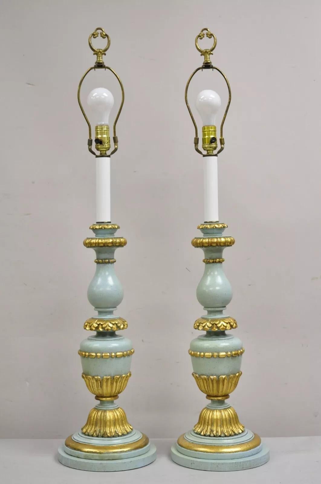 Paire de lampes de bureau italiennes Hollywood Regency en bois sculpté bleu et or en vente 5
