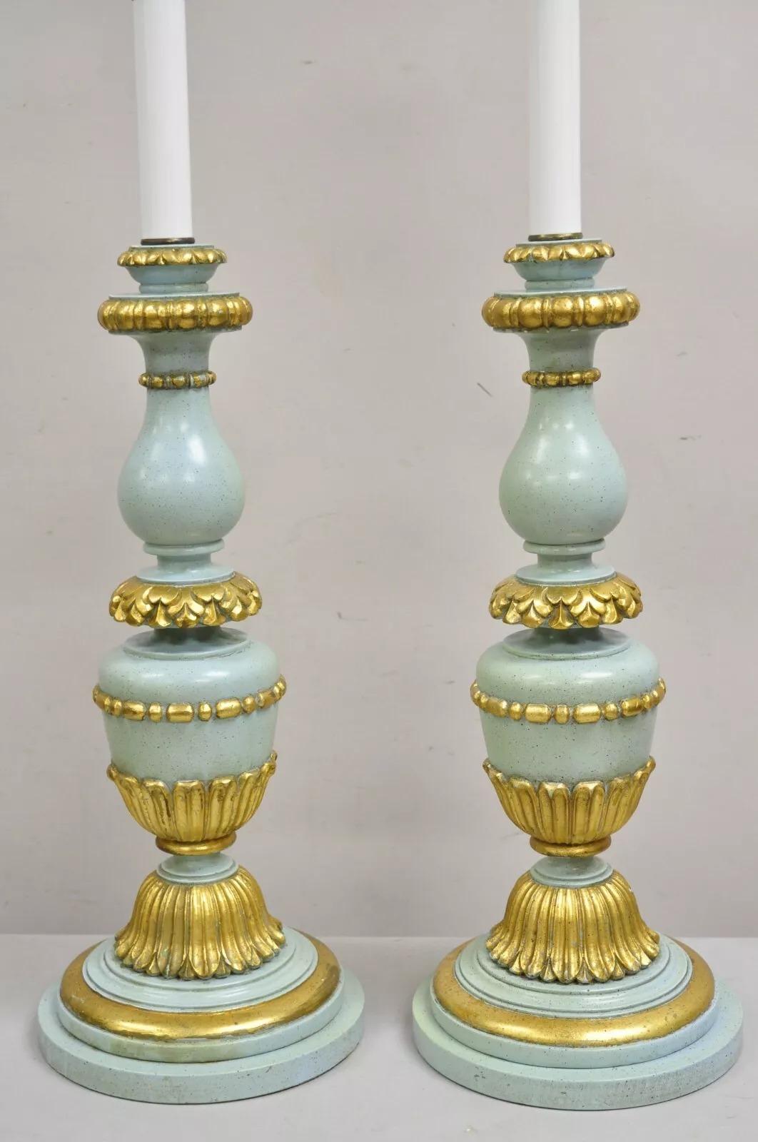 Inconnu Paire de lampes de bureau italiennes Hollywood Regency en bois sculpté bleu et or en vente