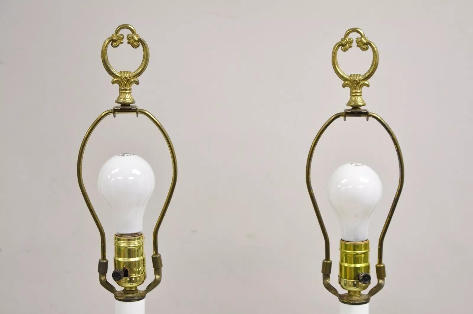 Paire de lampes de bureau italiennes Hollywood Regency en bois sculpté bleu et or Bon état - En vente à Philadelphia, PA