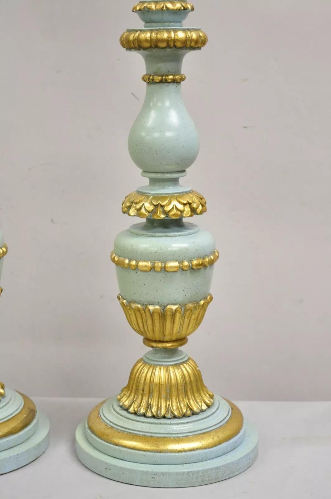 20ième siècle Paire de lampes de bureau italiennes Hollywood Regency en bois sculpté bleu et or en vente