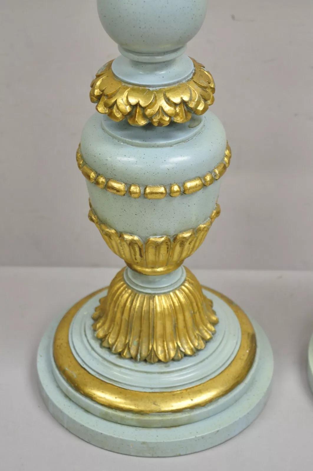 Bois Paire de lampes de bureau italiennes Hollywood Regency en bois sculpté bleu et or en vente