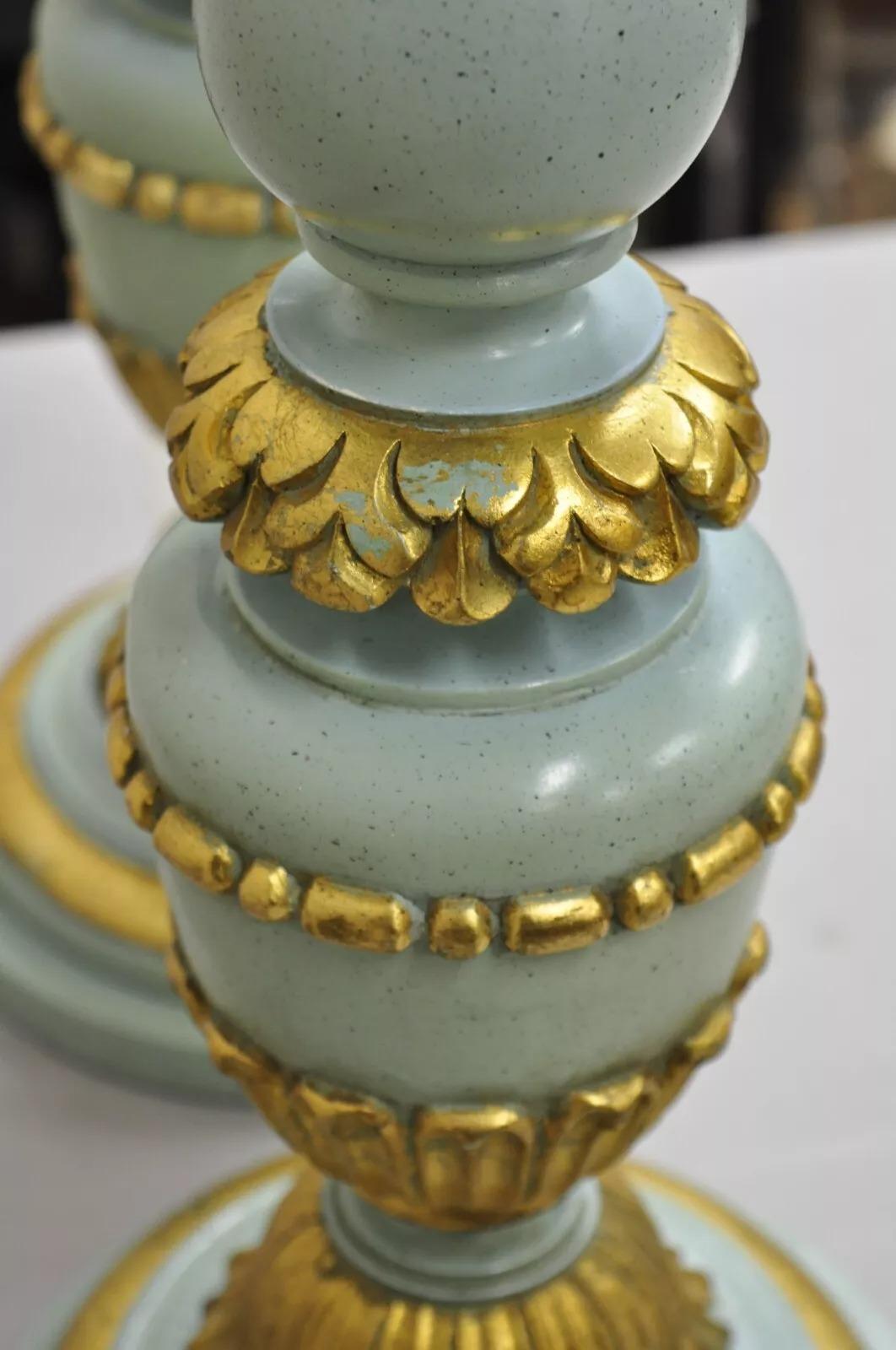 Paire de lampes de bureau italiennes Hollywood Regency en bois sculpté bleu et or en vente 1