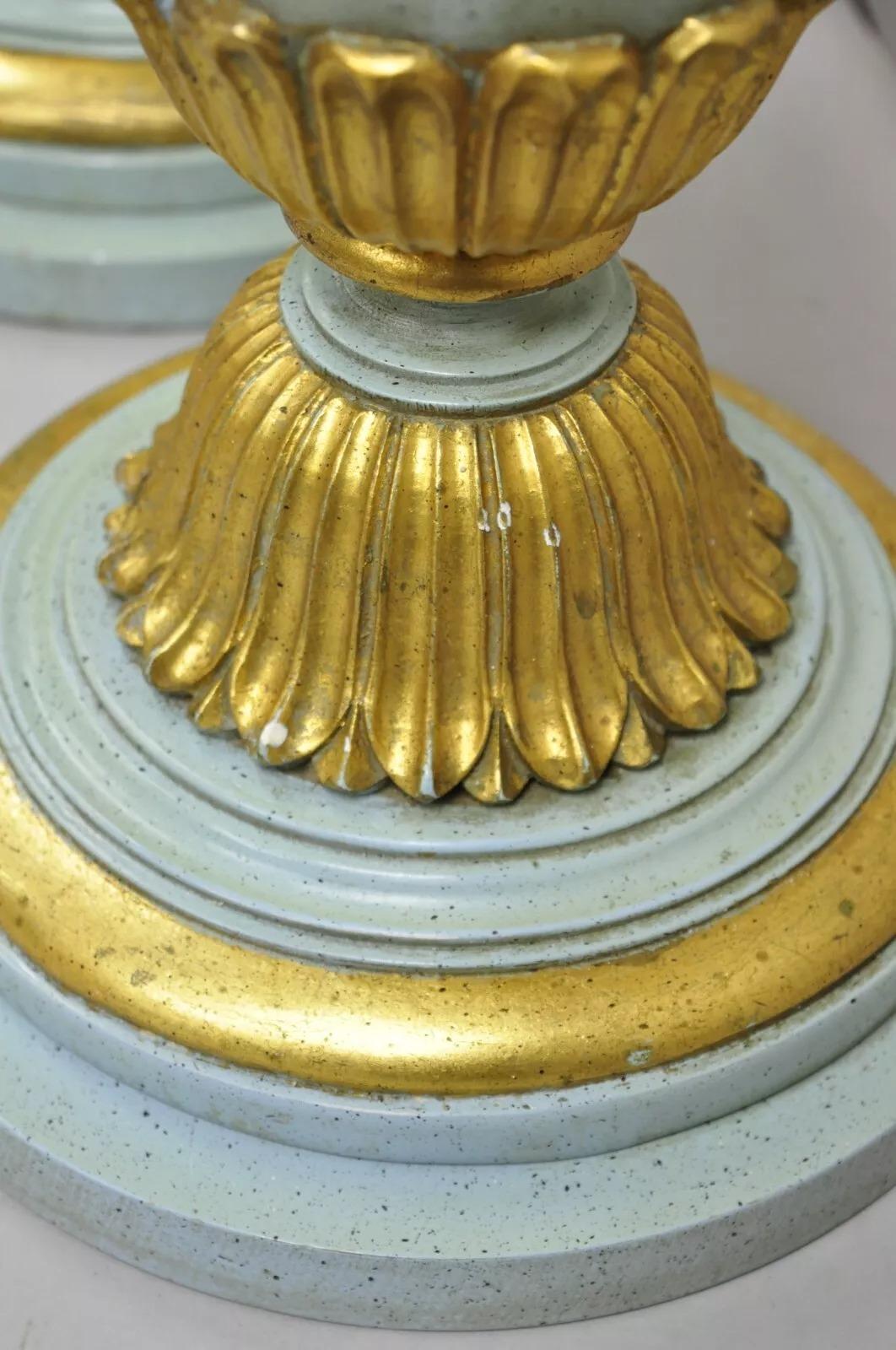 Paire de lampes de bureau italiennes Hollywood Regency en bois sculpté bleu et or en vente 2