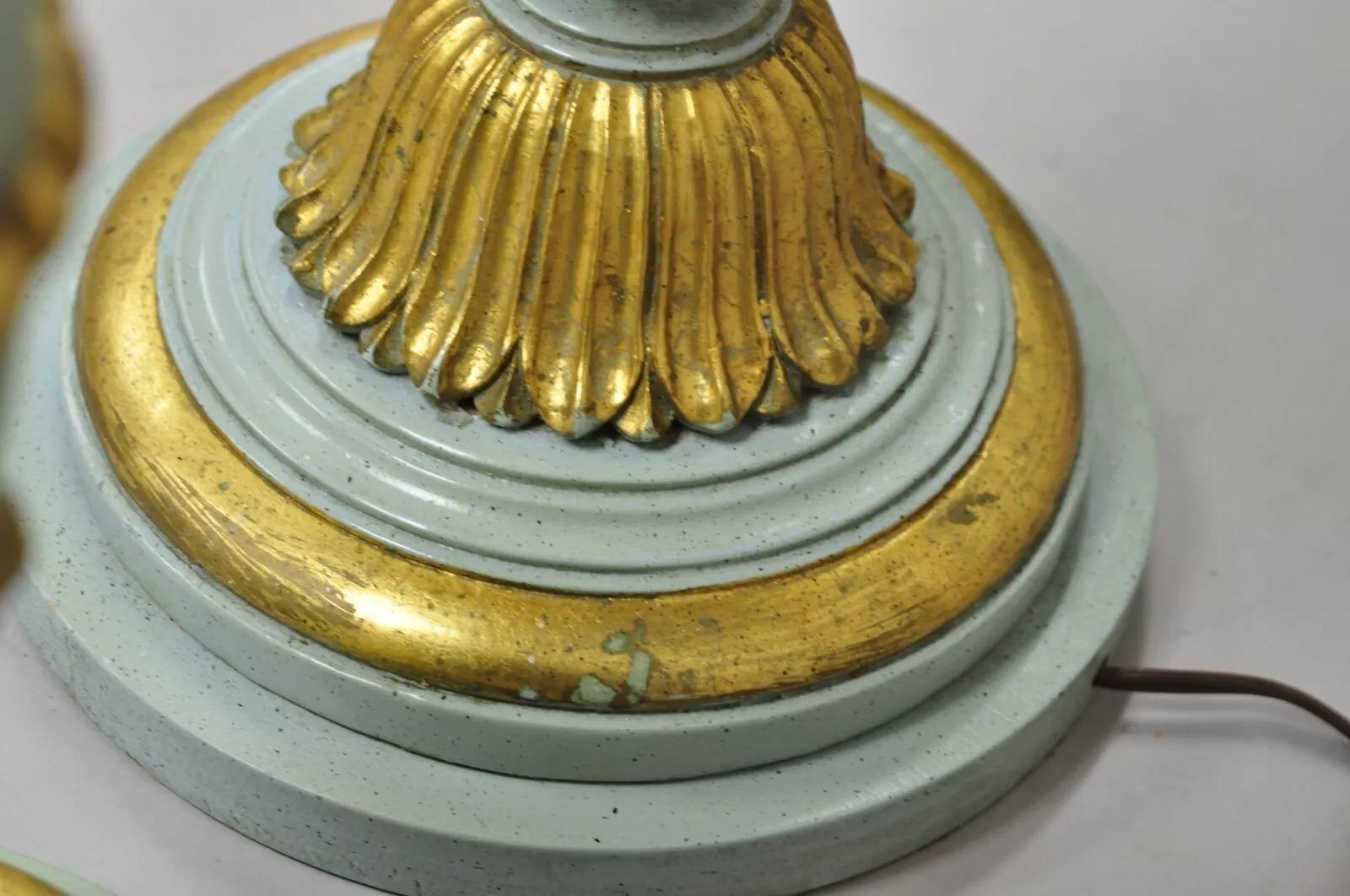 Paire de lampes de bureau italiennes Hollywood Regency en bois sculpté bleu et or en vente 3
