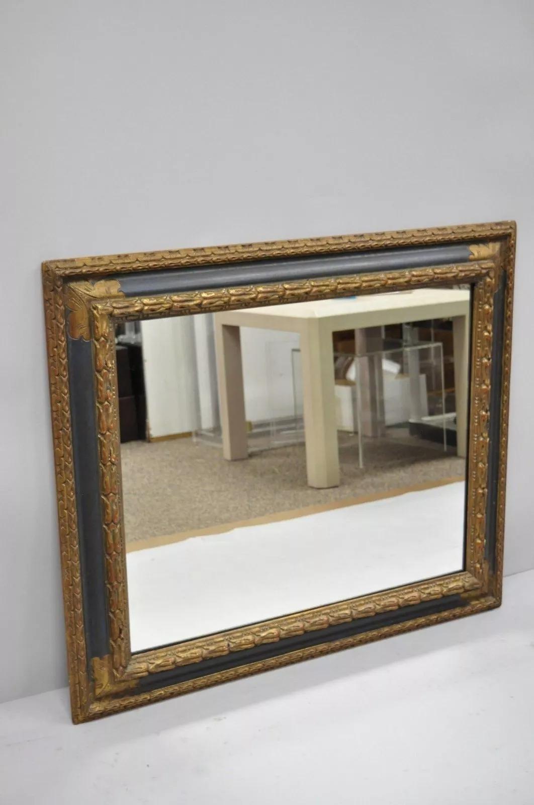 Miroir mural rectangulaire Florentine bleu et or. L'article se caractérise par une finition bleu profond et or, un cadre en bois, un style et une forme remarquables. Circa Late 20th Century. Dimensions : 34