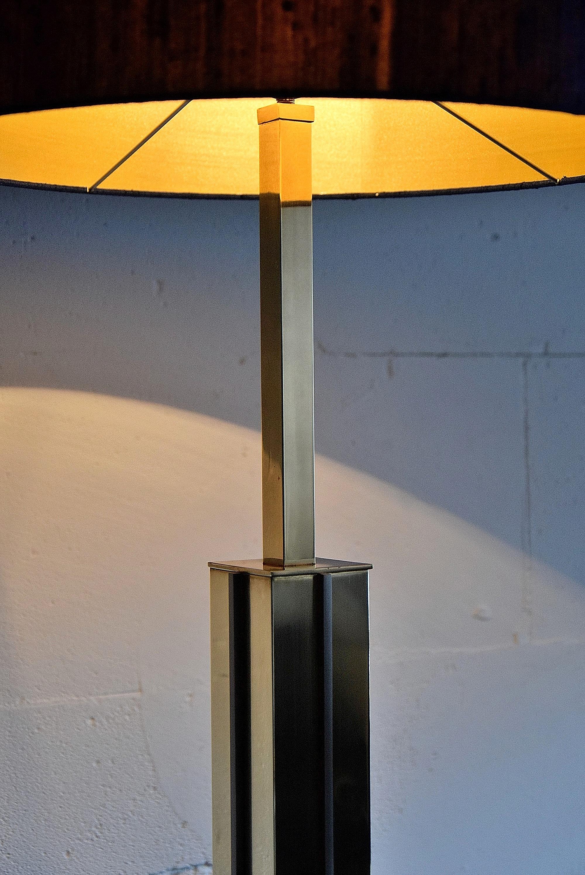 Willy Rizzo attributed brass and chrome Hollywood Regency Italian floor lamp produced in the 1970s.
This beauty comes with a new dark blue silk shade which measures: D 40 x H 40 cm.

This floor lamp will be shipped overseas in a custom made wooden