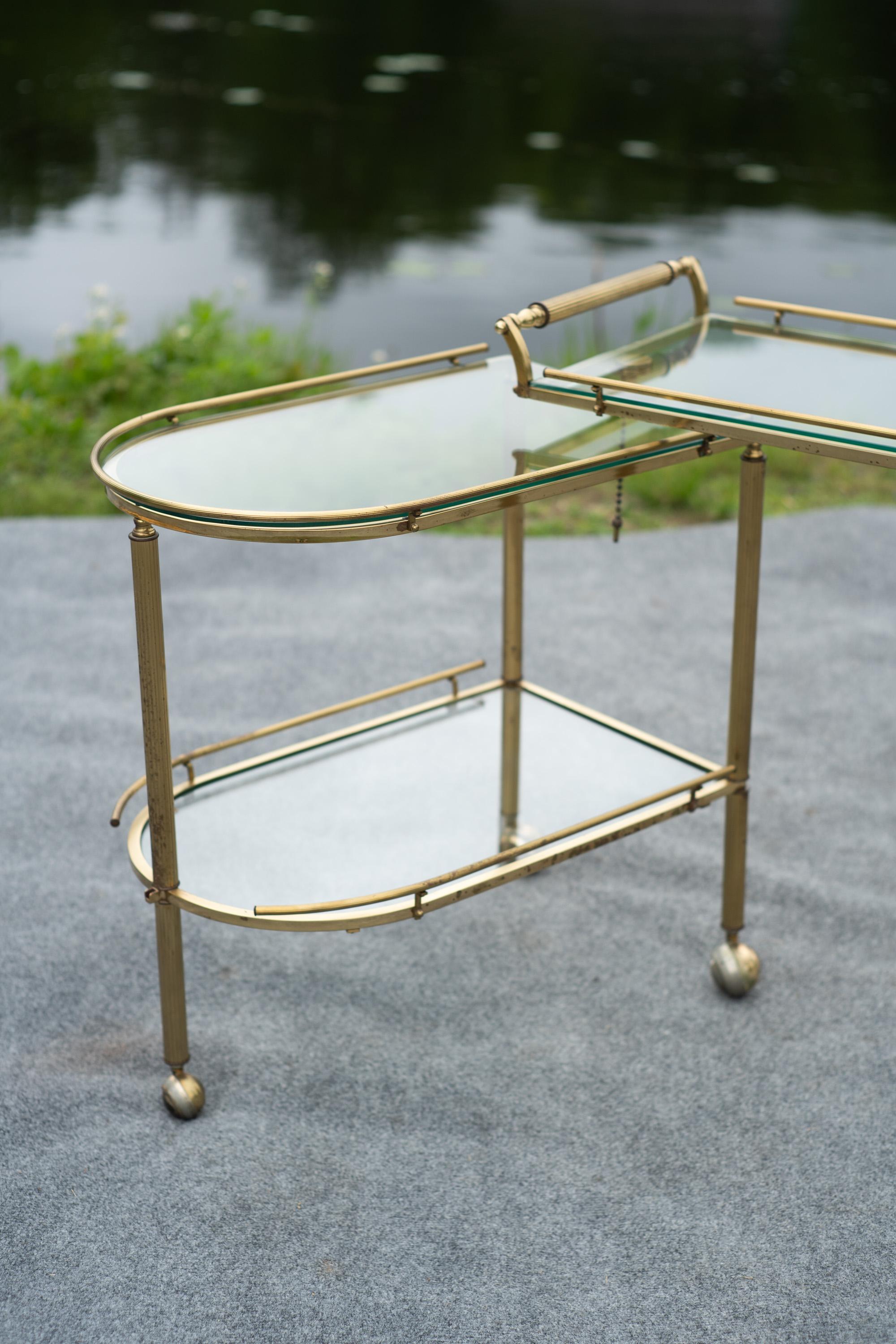 Italienischer Hollywood-Regency-Barwagen aus Messing und Glas, dreistufig, schwenkbar oder drehbar im Angebot 6