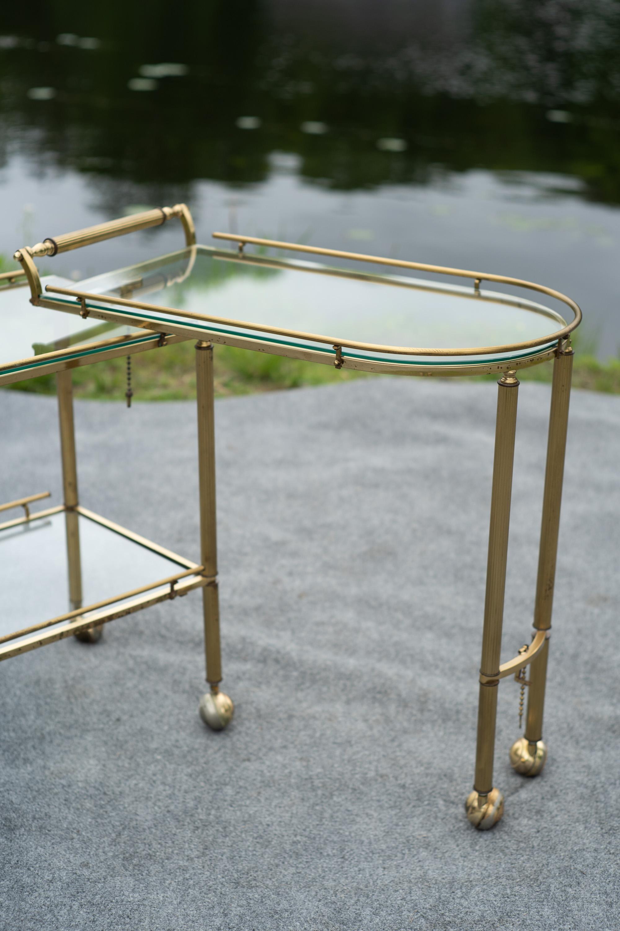 Italienischer Hollywood-Regency-Barwagen aus Messing und Glas, dreistufig, schwenkbar oder drehbar im Angebot 7