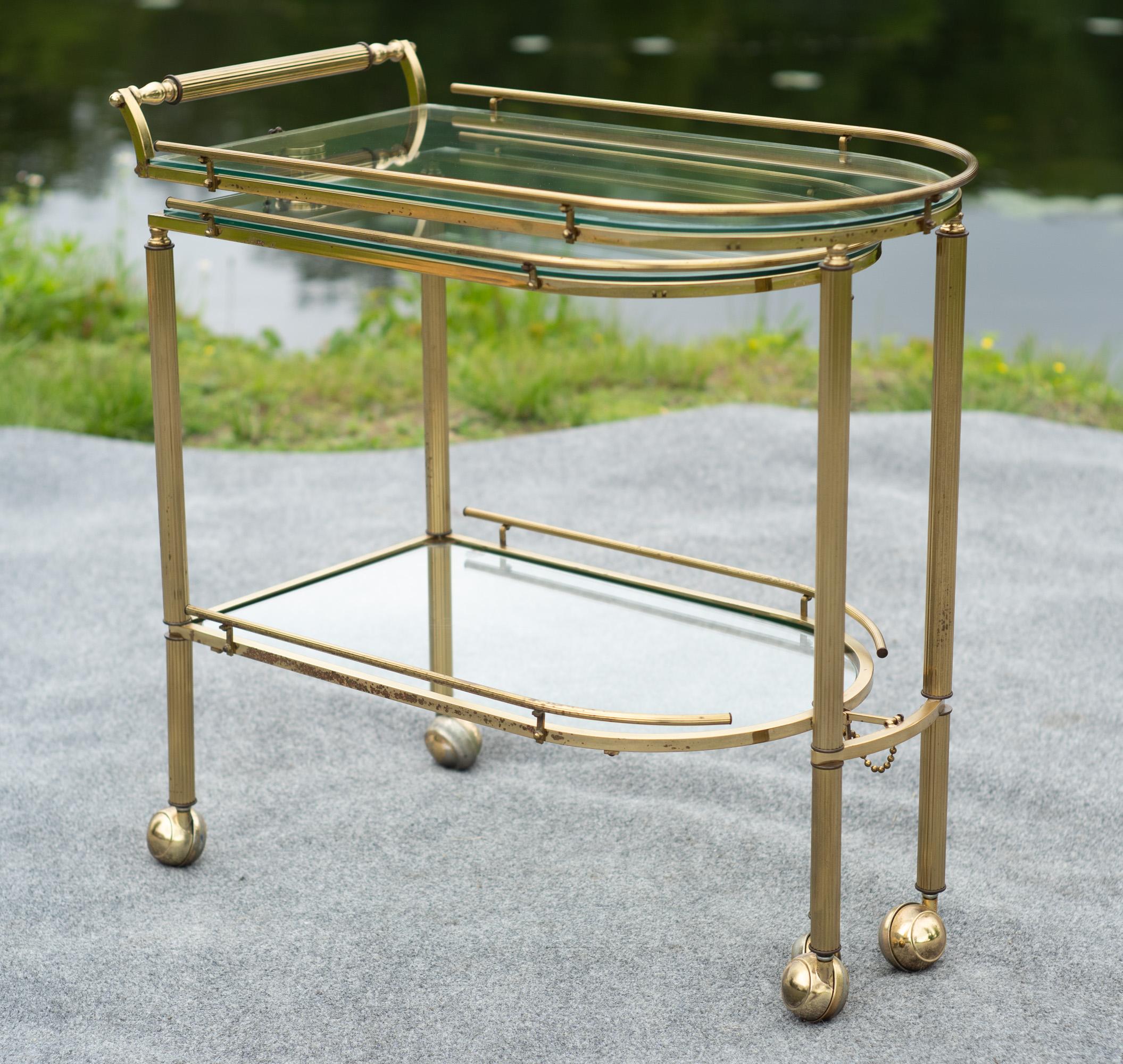 Italienischer Hollywood-Regency-Barwagen aus Messing und Glas, dreistufig, schwenkbar oder drehbar im Angebot 9