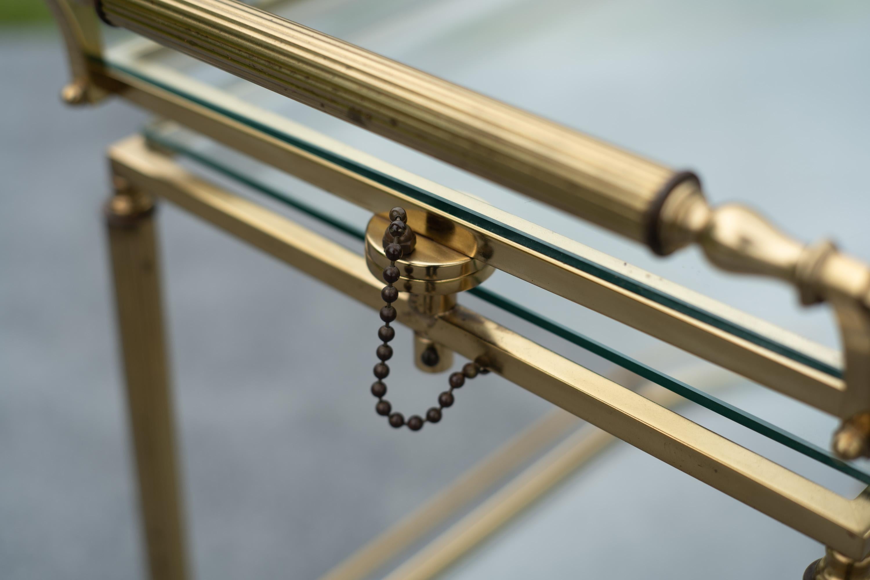 Italienischer Hollywood-Regency-Barwagen aus Messing und Glas, dreistufig, schwenkbar oder drehbar im Angebot 11