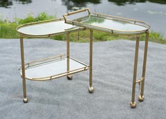 Carrello da bar italiano Hollywood Regency in ottone e vetro a tre livelli, girevole e orientabile